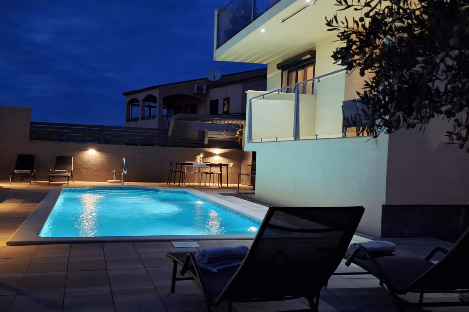 Apartment Cvita & Roza - Two Bedroom Apartment with Balcony and Sea View (Roza) (A1)-Zwembad