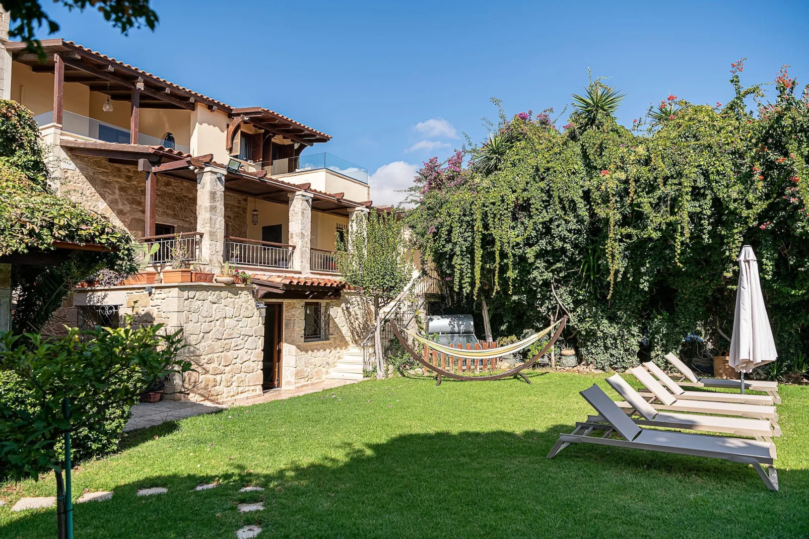 Villa Arhontariki 8prs-Tuinen zomer