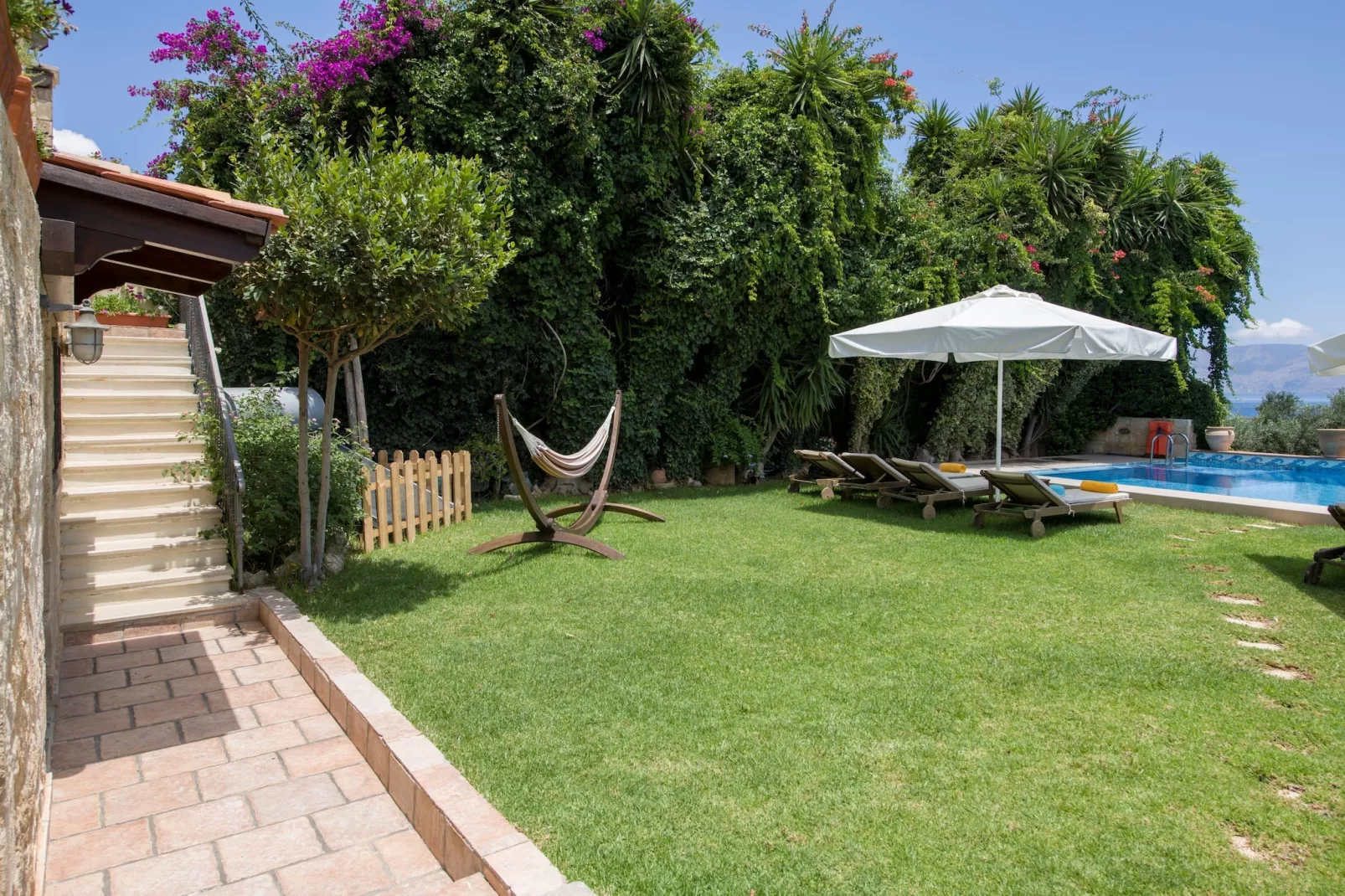 Villa Arhontariki 8prs-Tuinen zomer