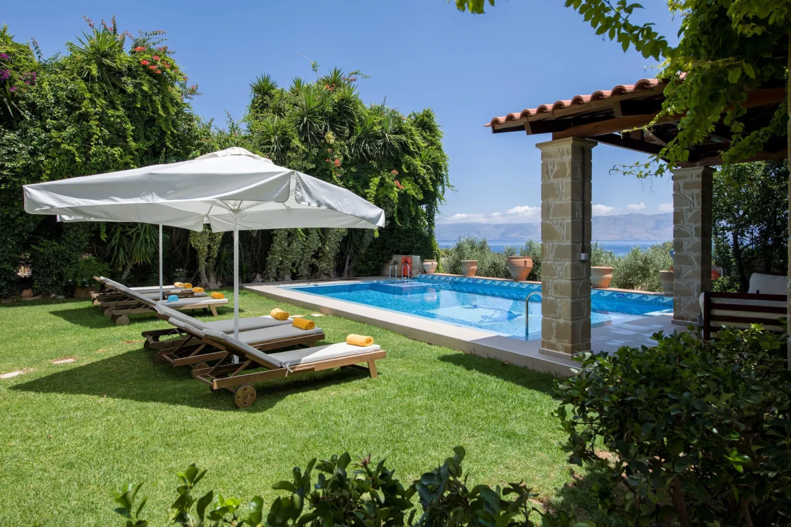 Villa Arhontariki 8prs-Tuinen zomer