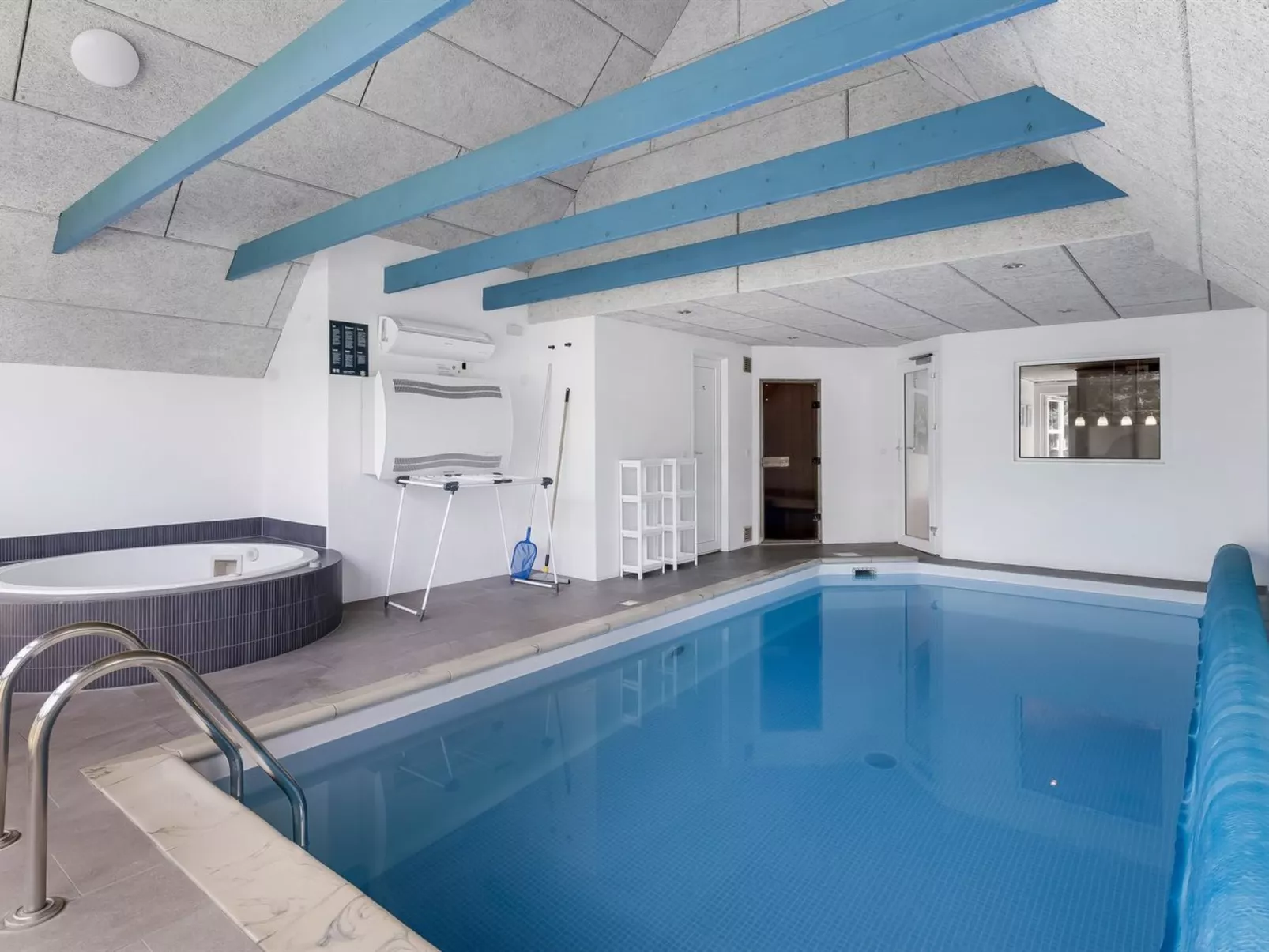 "Sondra" -  from the sea-Buiten