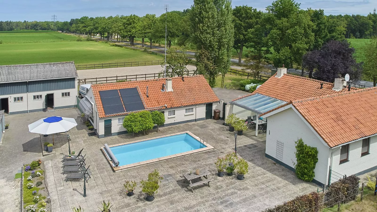 De Vrije Vogel-Buitenkant zomer