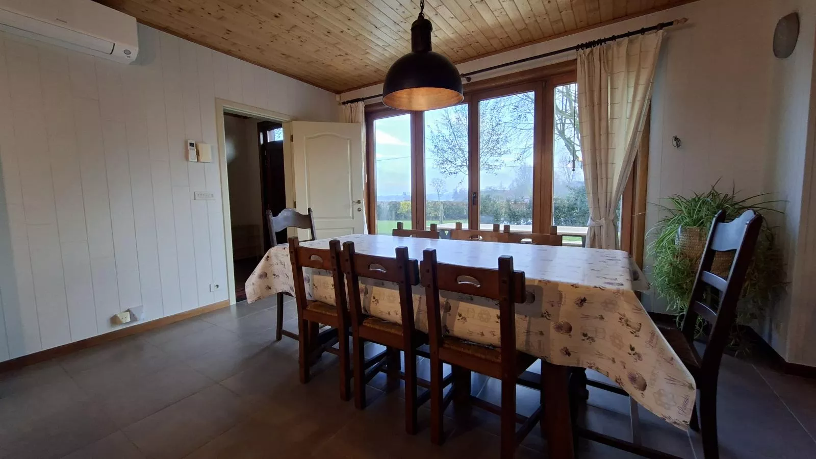 Villa ZweveZalig-Eetkamer