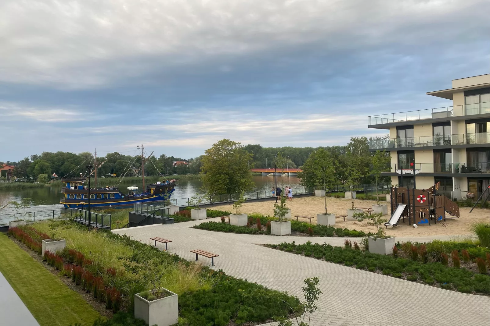 Apartament Spadochroniarzy Polskich 8b/12 Dziwnów-Buitenkant zomer