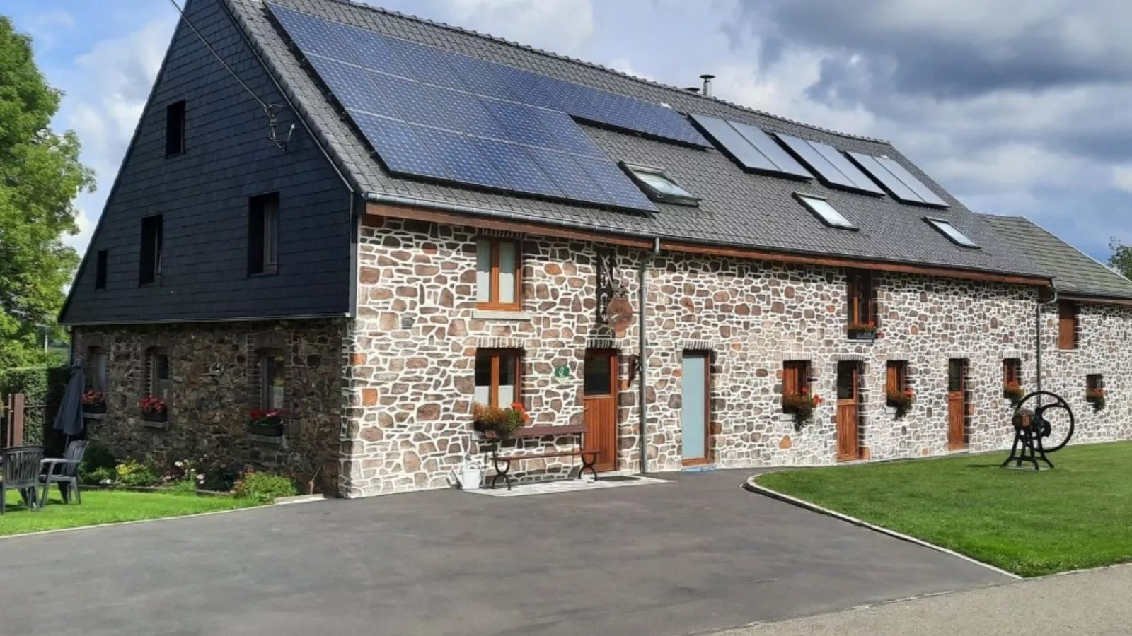 Les Pierris near F1 circuit