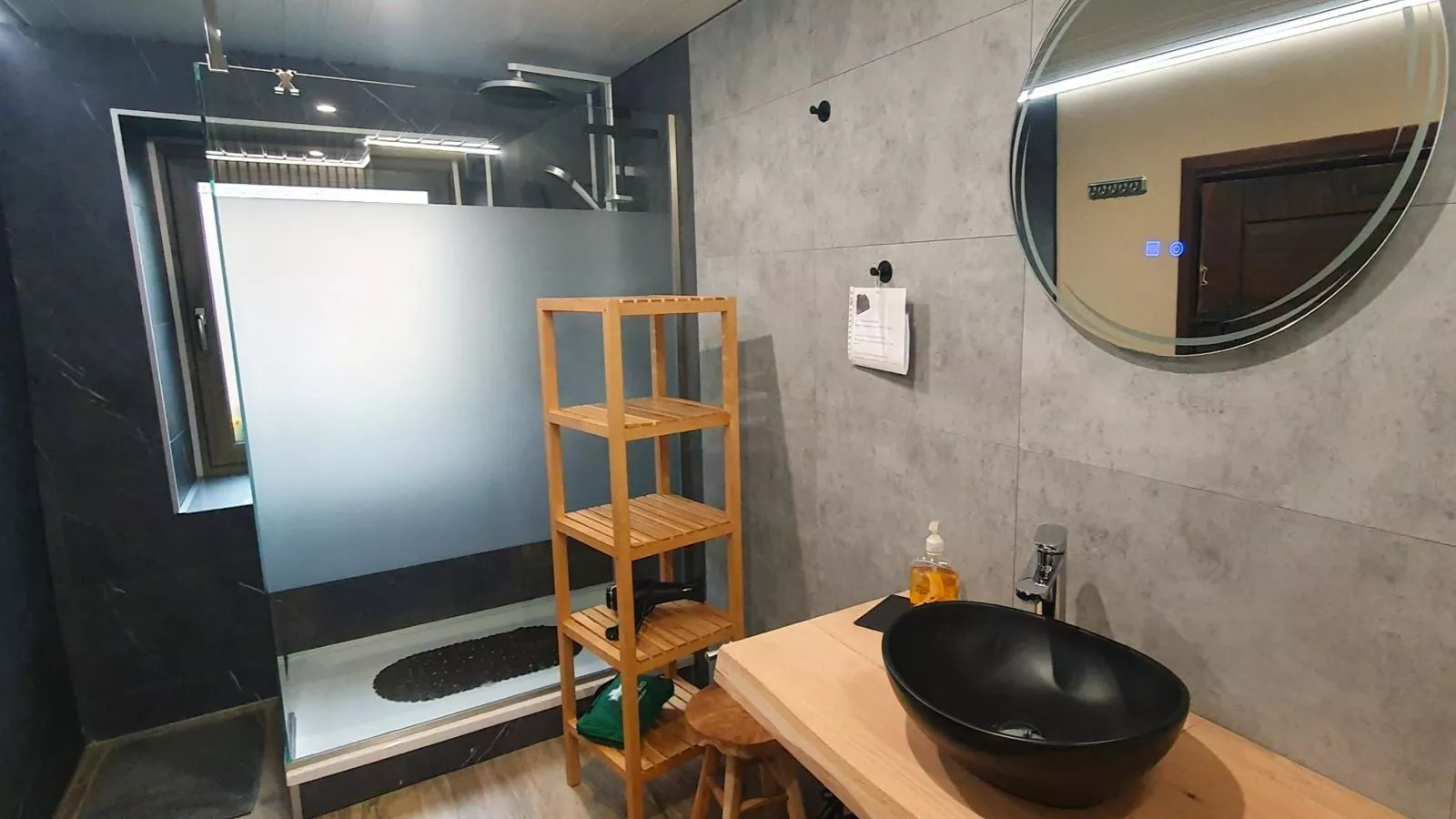 Les Pierris near F1 circuit-Badkamer