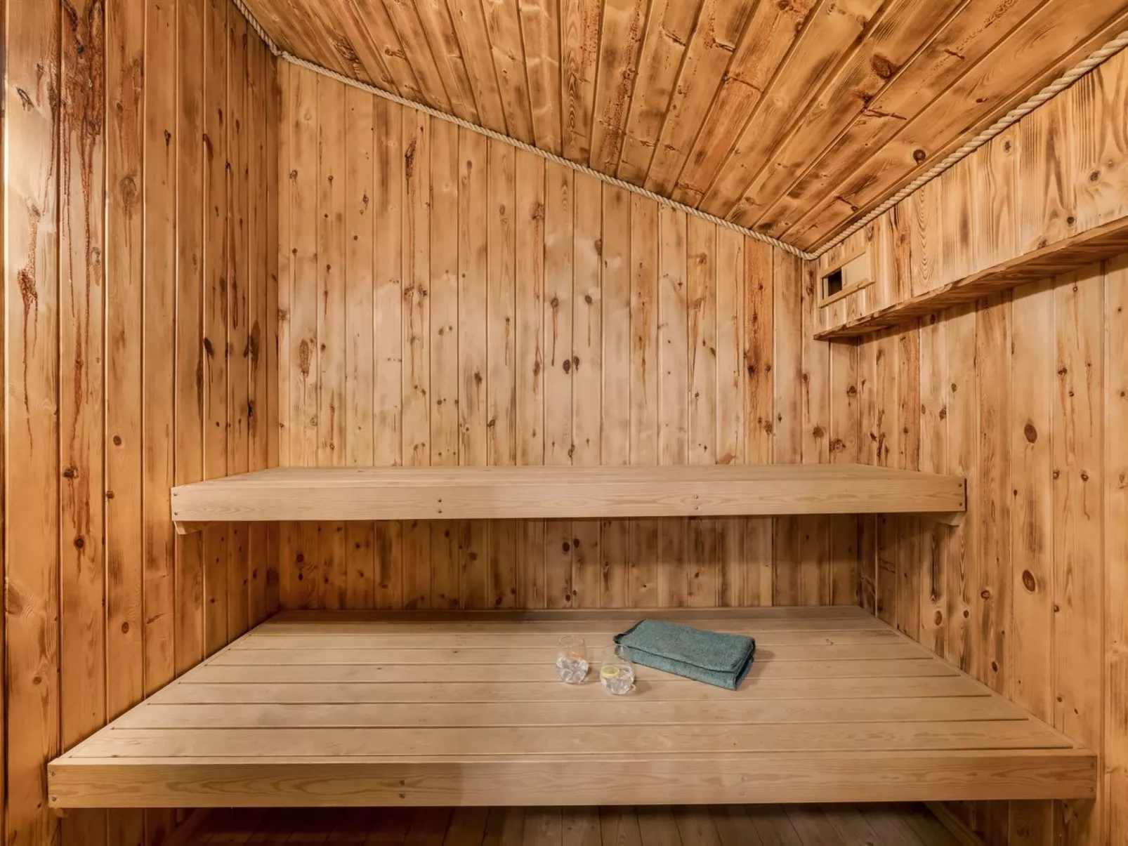 "Veera" -  from the sea-Binnen