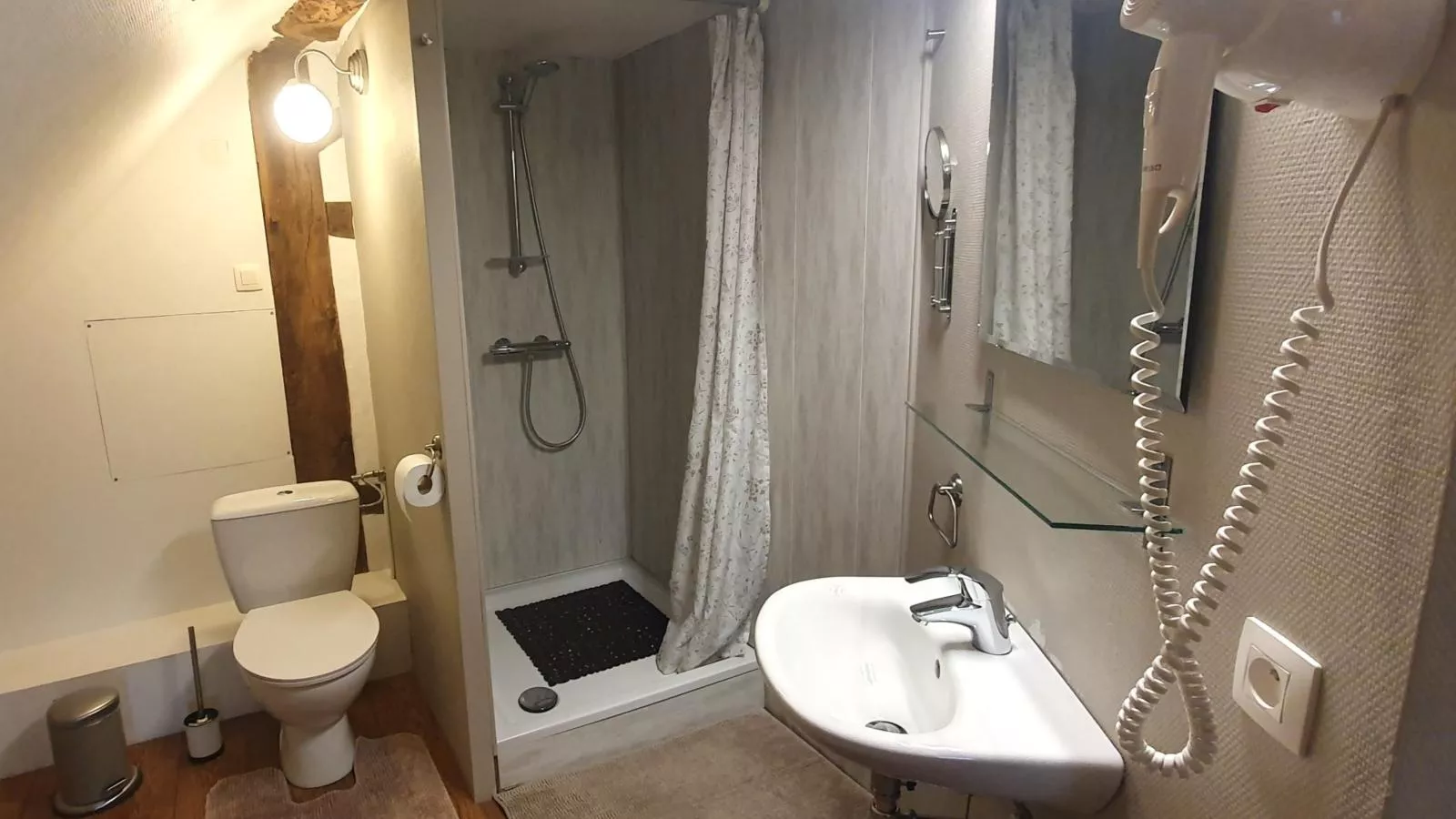 Les Pierris near F1 circuit-Badkamer