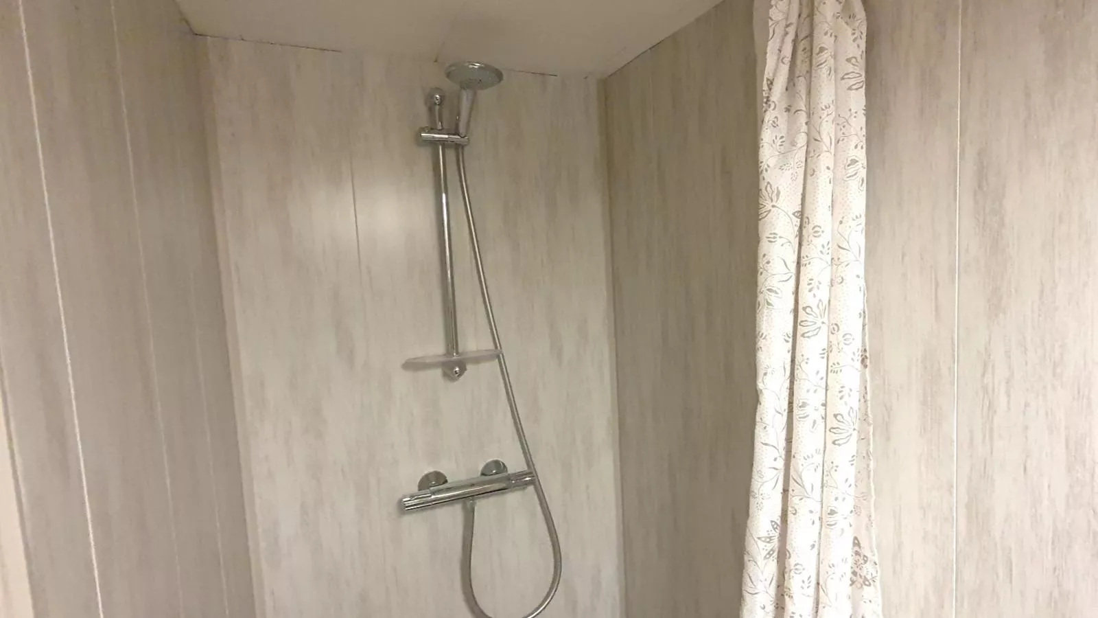 Les Pierris near F1 circuit-Badkamer