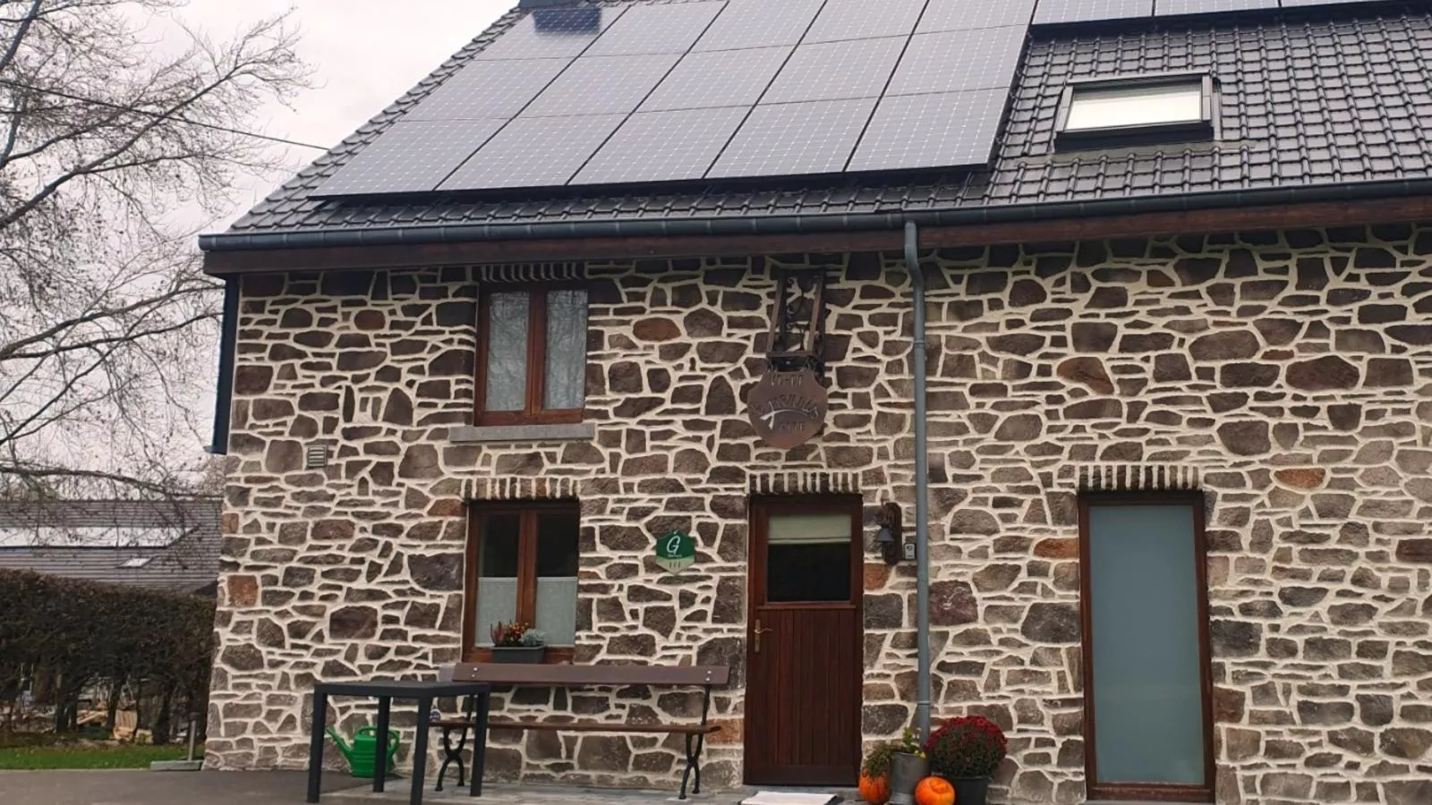 Les Pierris near F1 circuit-Buitenkant zomer