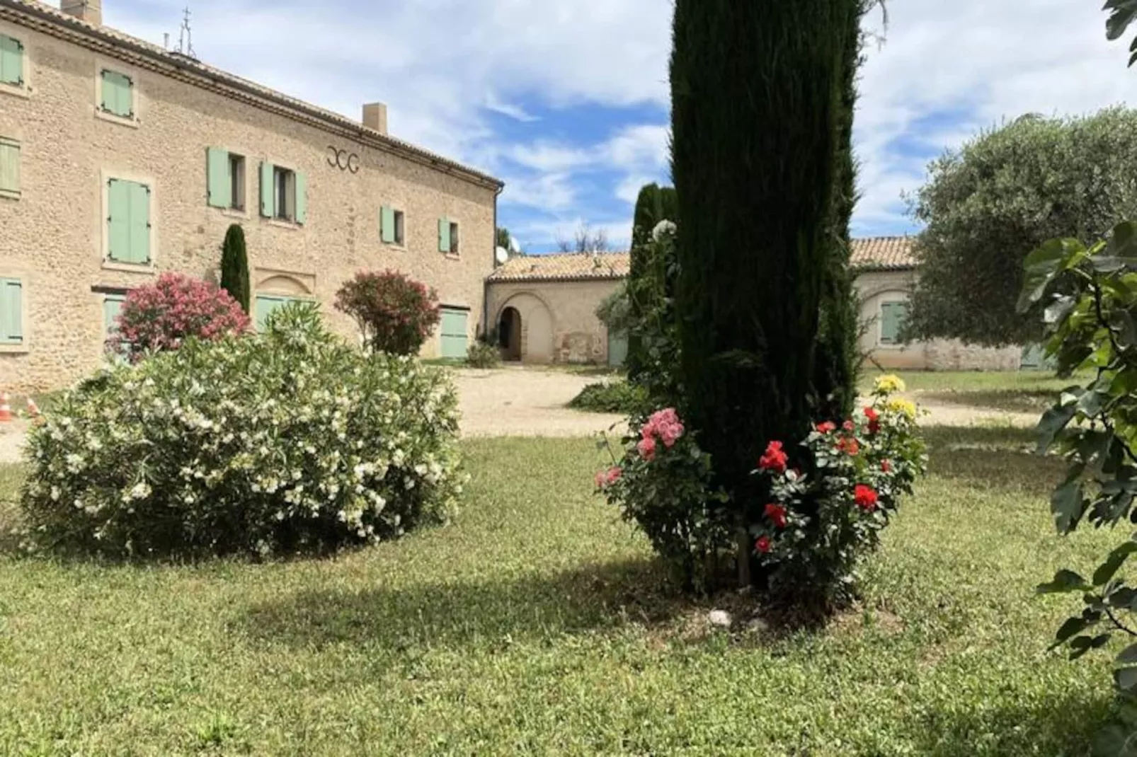 04b2 : Beau Studio Dans Un Mas Proven&ccedil;al - Piscine