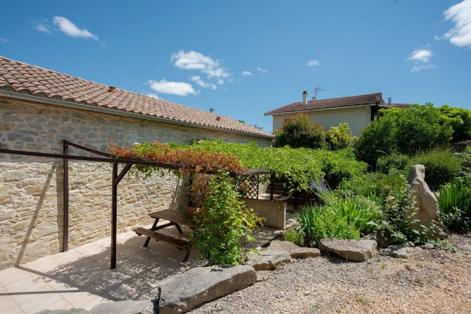 Courry Hideaway met privézwembad-Tuinen zomer