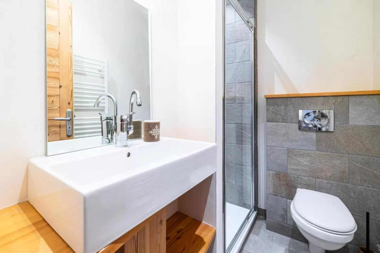 Résidence Cerf Che-Buitenkant zomer