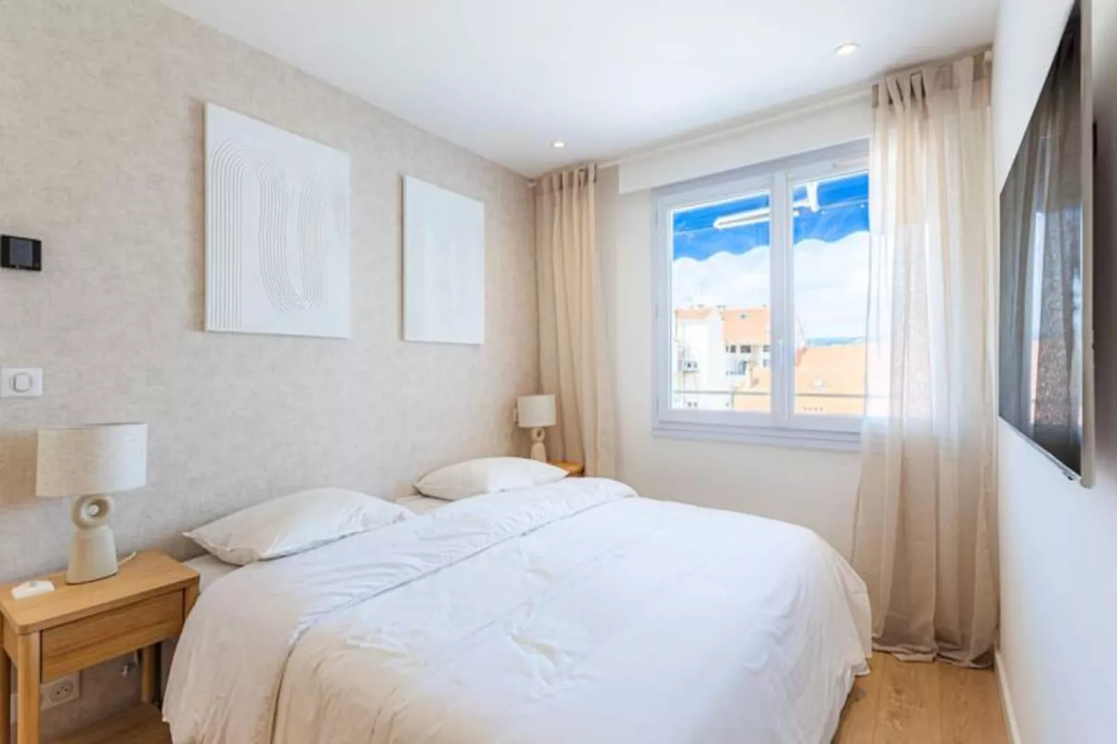 Sublime Fully Renovated 2 Bedroom Apartment In Center Of Cannes-Image-tags.