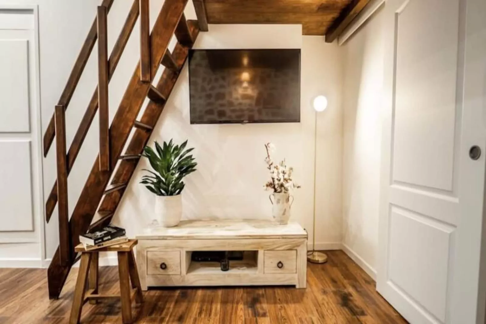 Joli Studio Climatisé - Vieil Antibes-Image-tags.