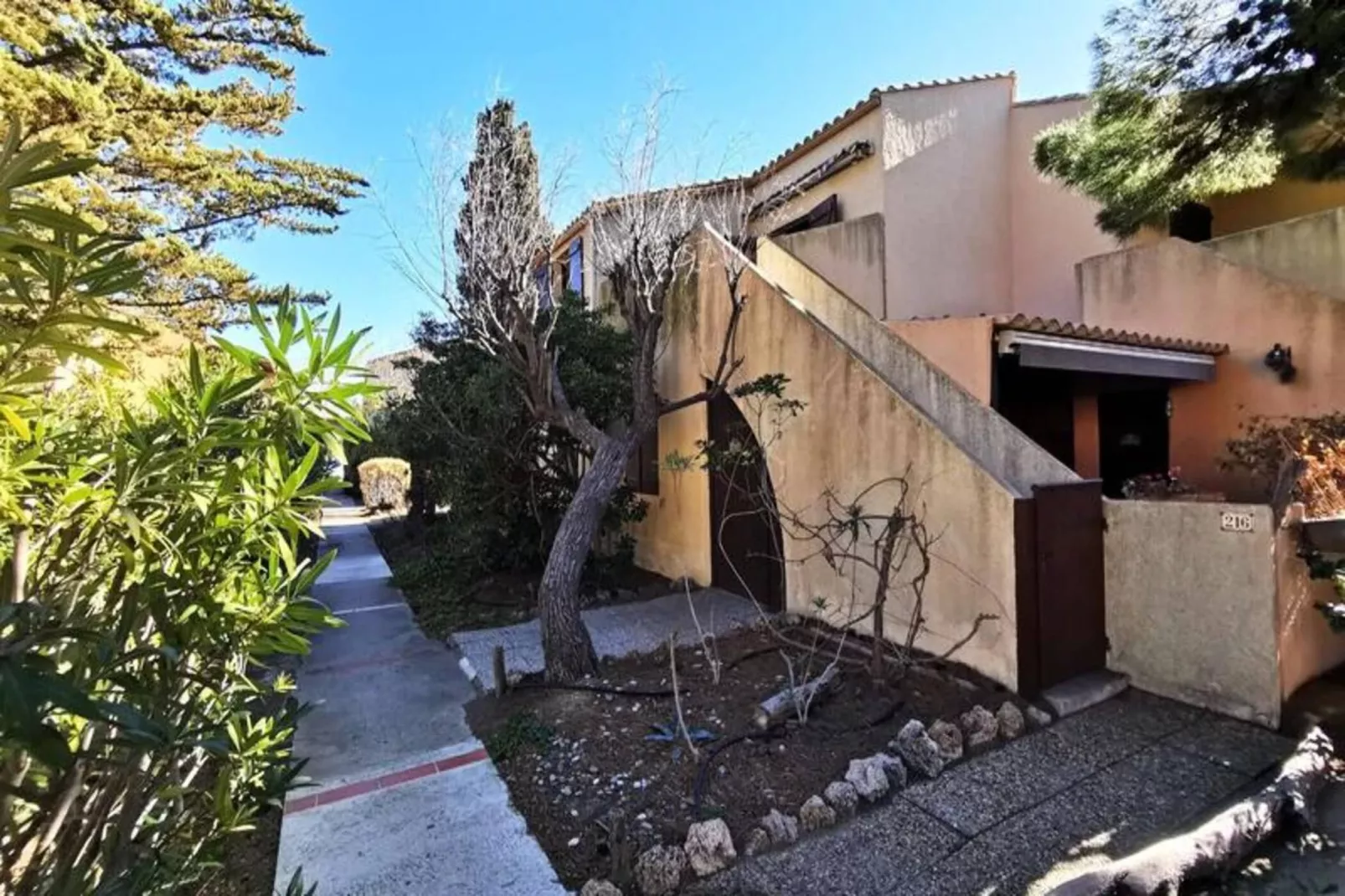 Résidence Equateur-Buitenkant zomer