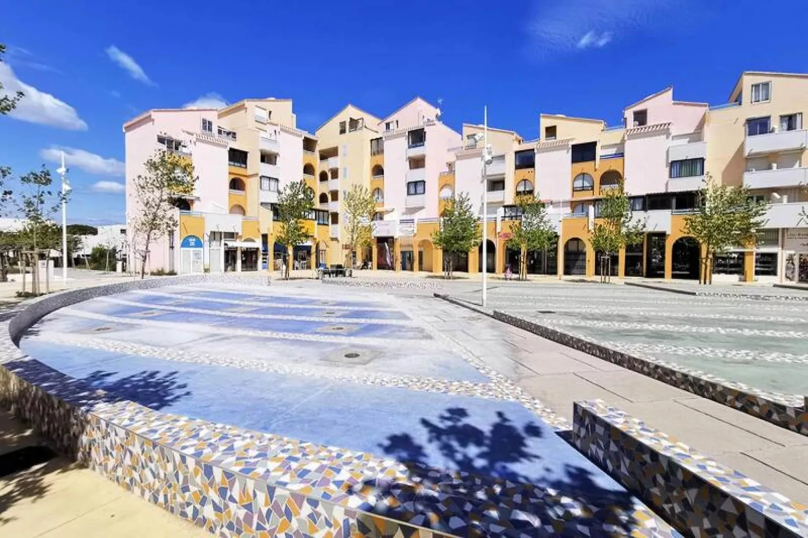 Résidence Les Arenes-Buitenkant zomer