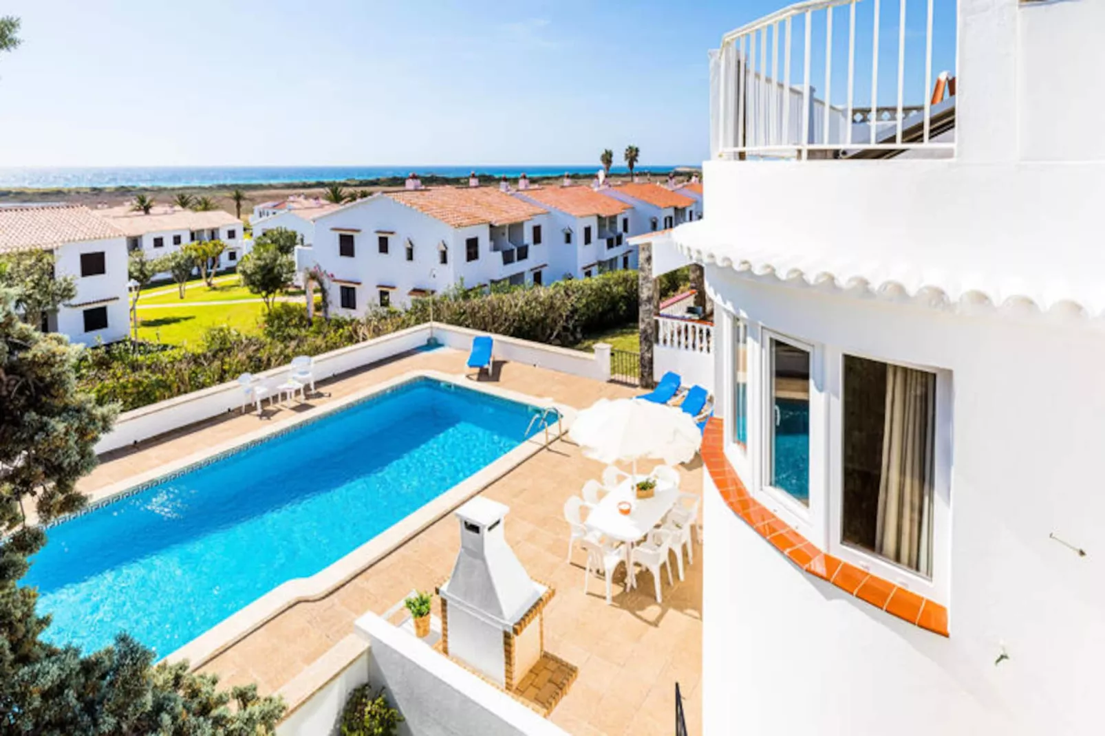 Maison à Son Bou-Image-tags.