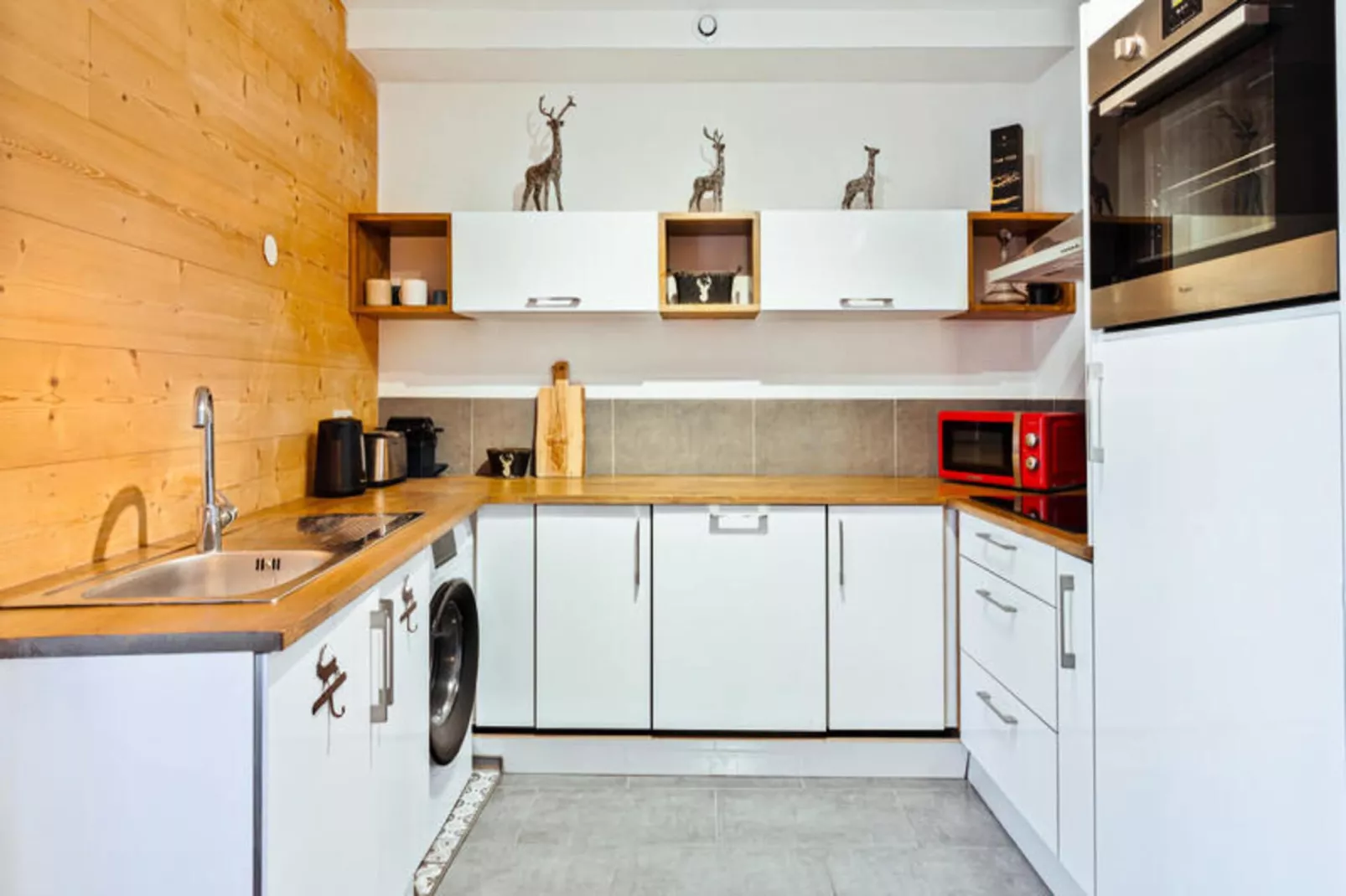 Résidence Cerf Che-Buitenkant zomer