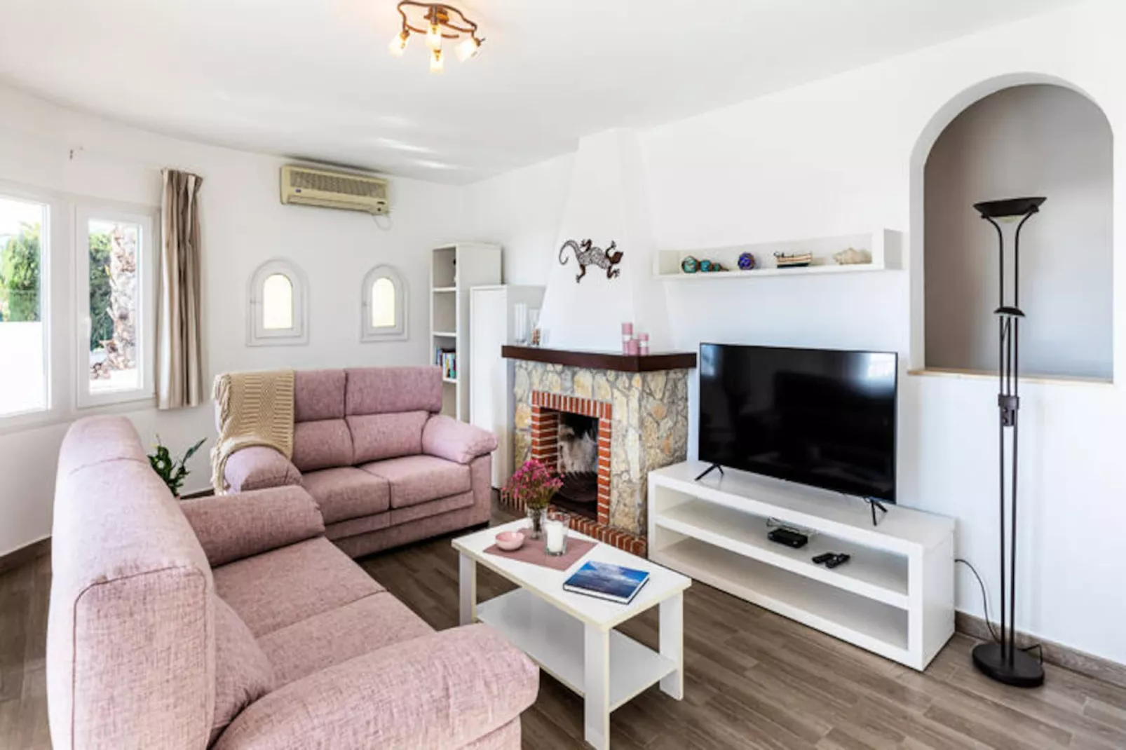 Maison à Son Bou-Image-tags.