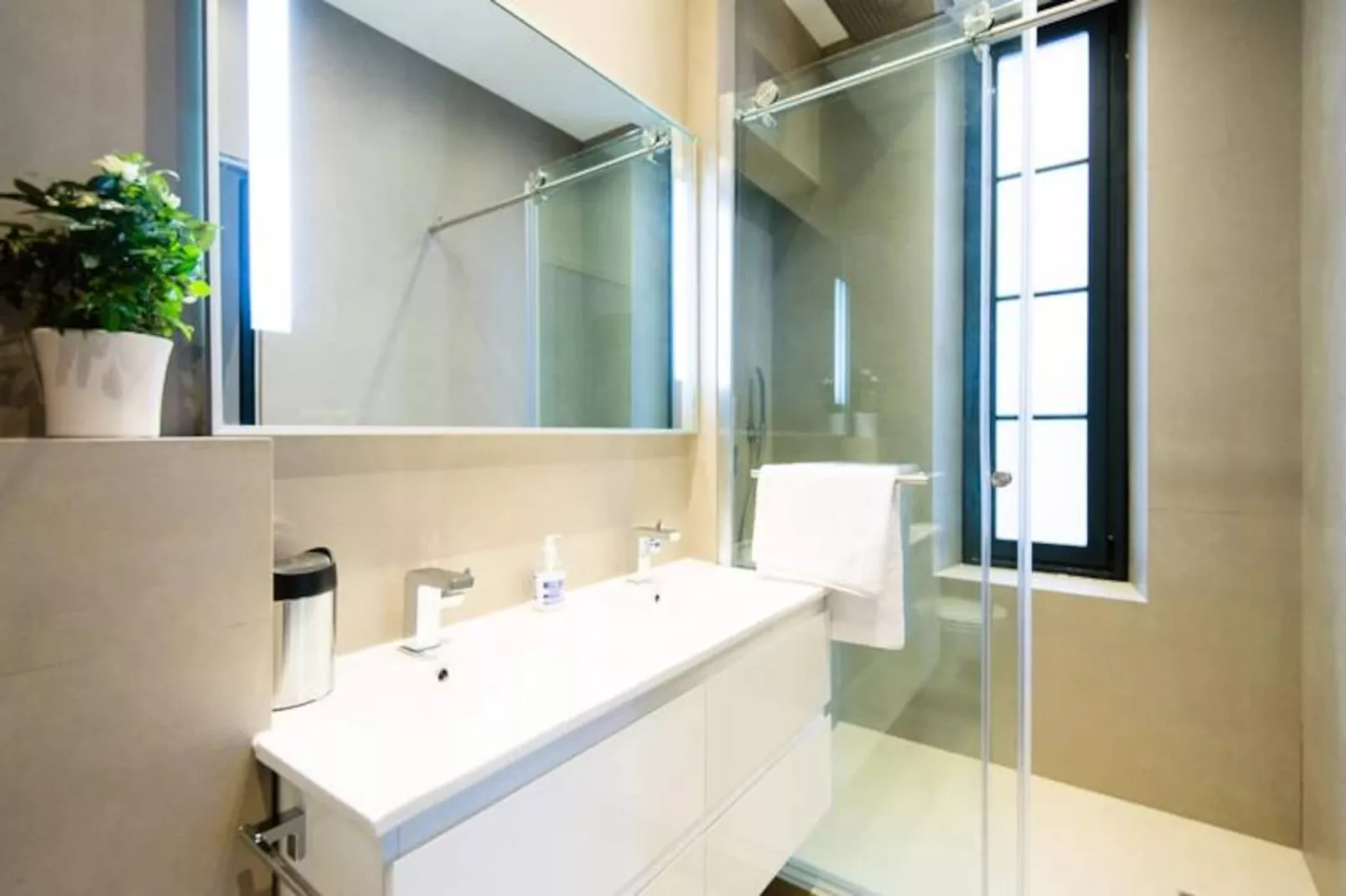 3 Pcs Design - R&eacute;nov&eacute; Cannes Ctre Croisette Emplacement N&deg;1 Olam Properties-Image-tags.