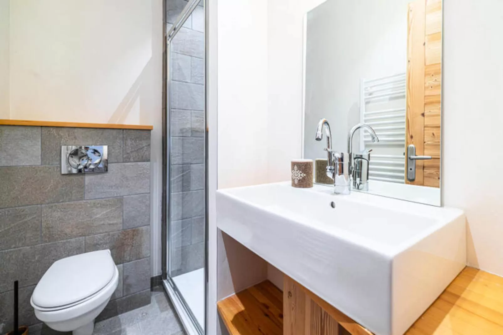 Résidence Cerf Che-Buitenkant zomer