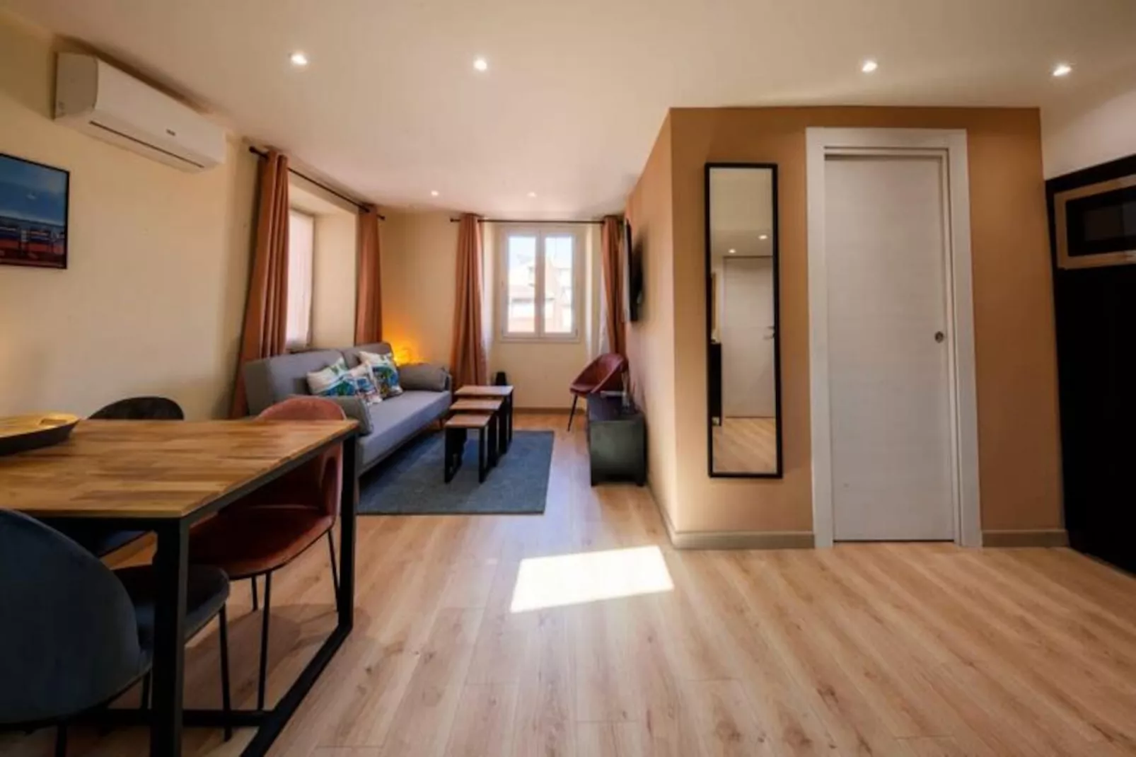 06a2 - Cœur Du Vieux Nice: Bel Appartement Rénové-Image-tags.