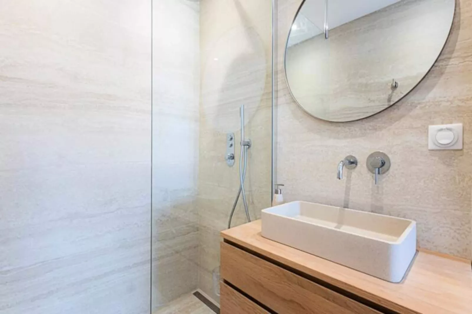 Sublime Fully Renovated 2 Bedroom Apartment In Center Of Cannes-Image-tags.