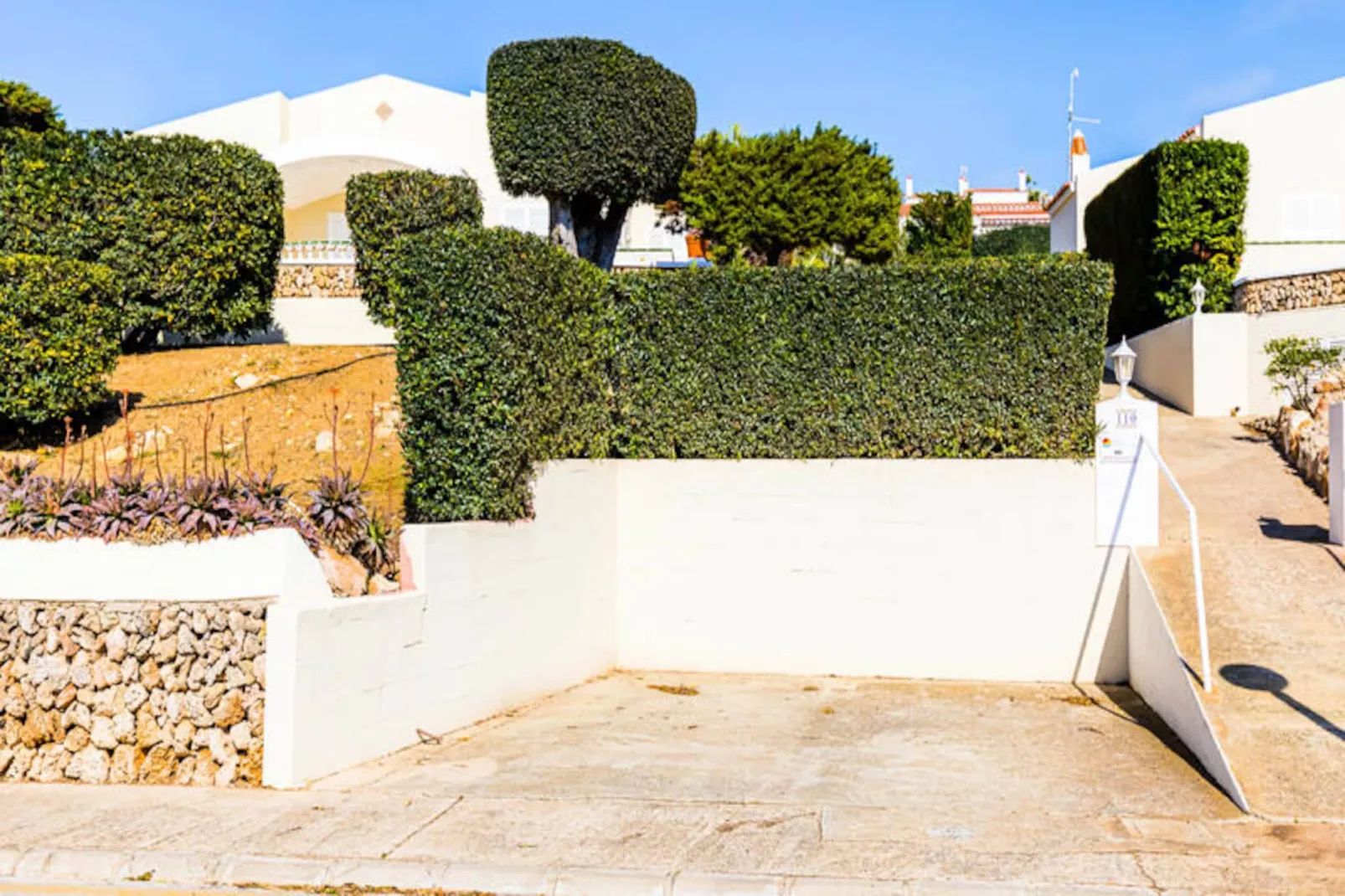 Maison à Son Bou-Image-tags.