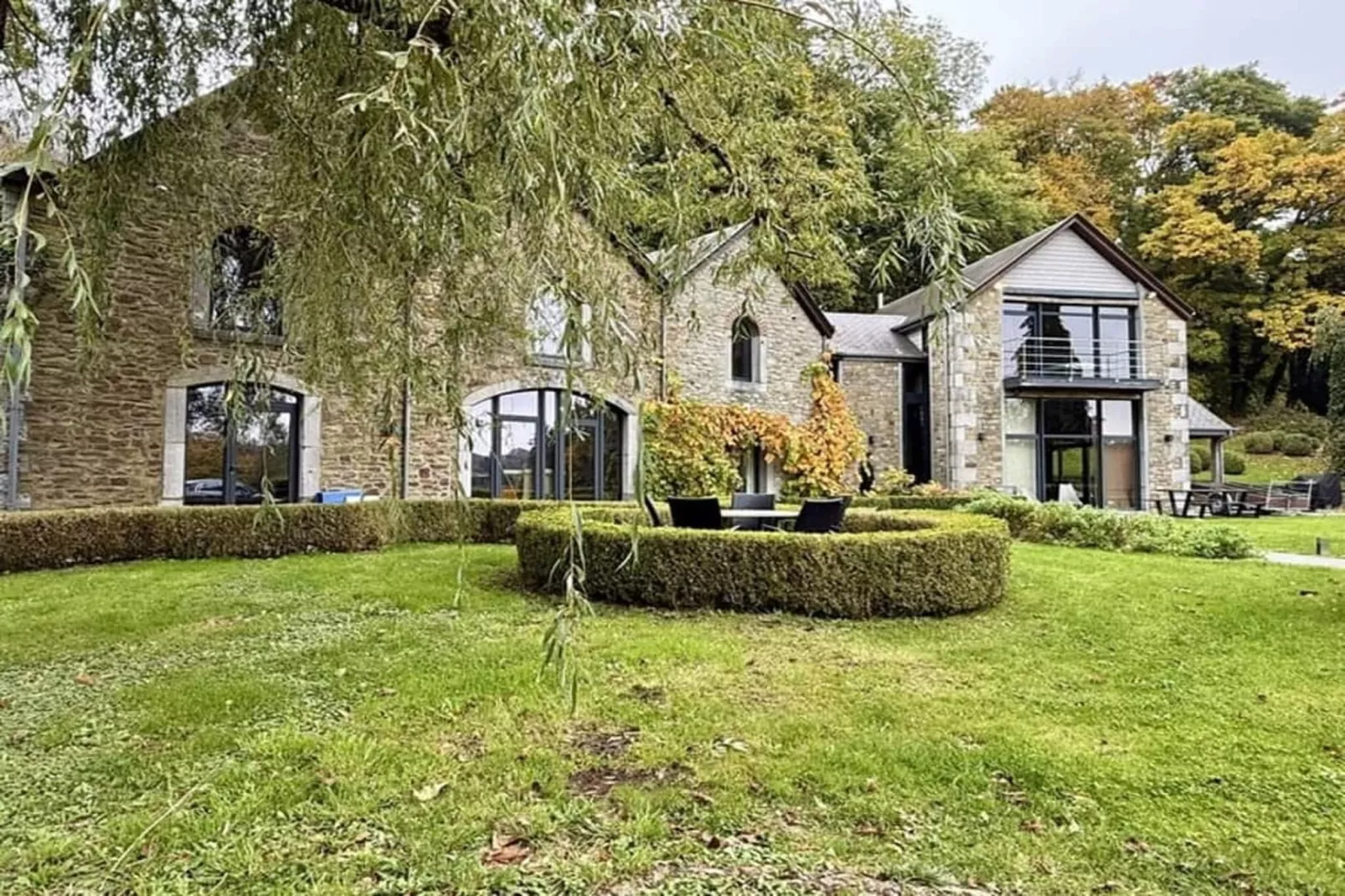 MANOIR-Buitenkant zomer