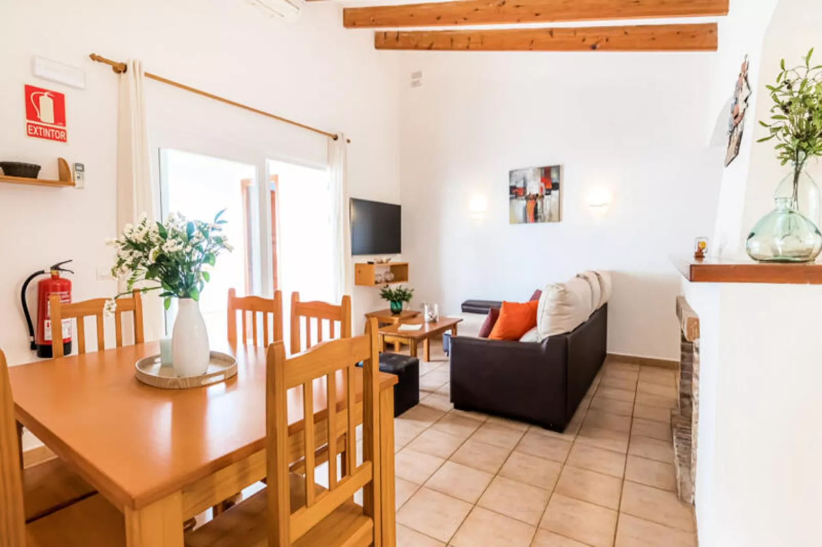 Maison à Son Bou-Image-tags.