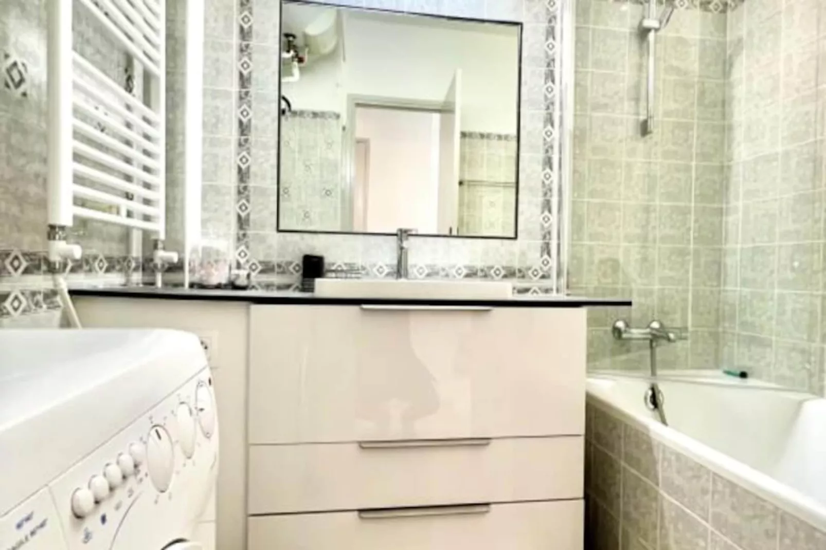 Résidence Studio De 35m² Très Proche De La Croisette-Image-tags.