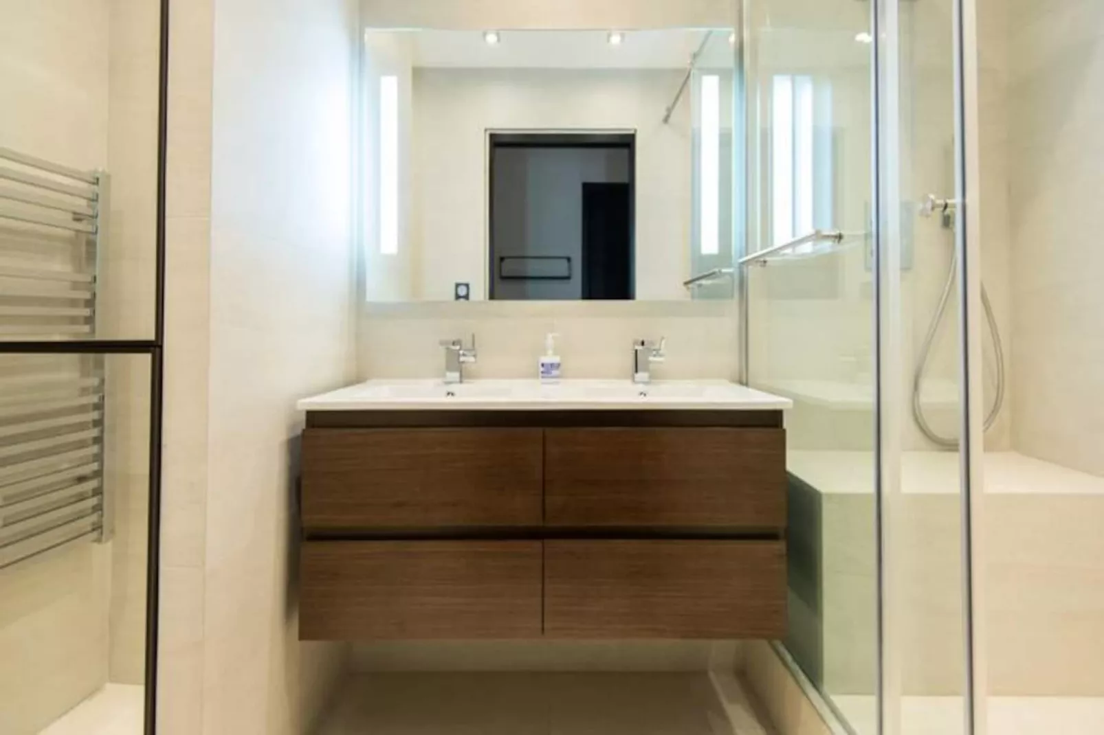 3 Pcs Design - R&eacute;nov&eacute; Cannes Ctre Croisette Emplacement N&deg;1 Olam Properties-Image-tags.