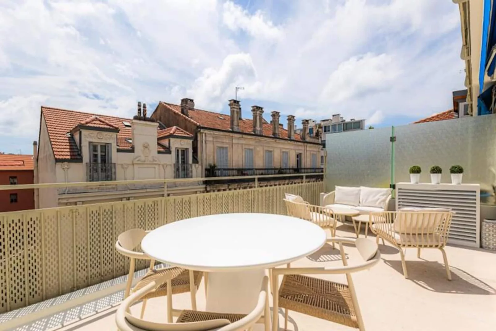 Sublime Fully Renovated 2 Bedroom Apartment In Center Of Cannes-Image-tags.