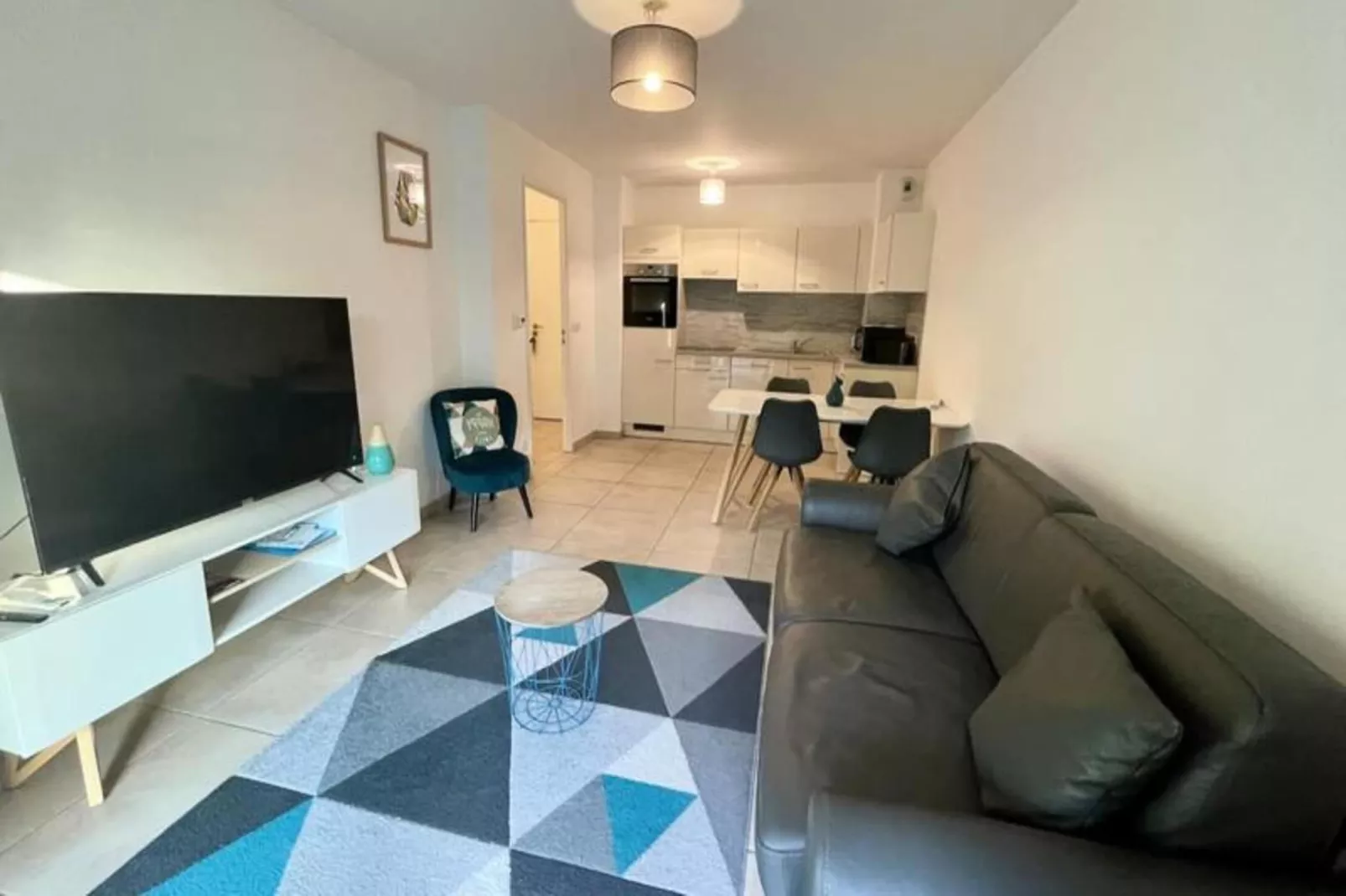 Résidence Bnb Renting Beau  2 Pi&egrave;ces Dans Un Immeuble Neuf Avec Piscine Avec Parking-Woonkamer