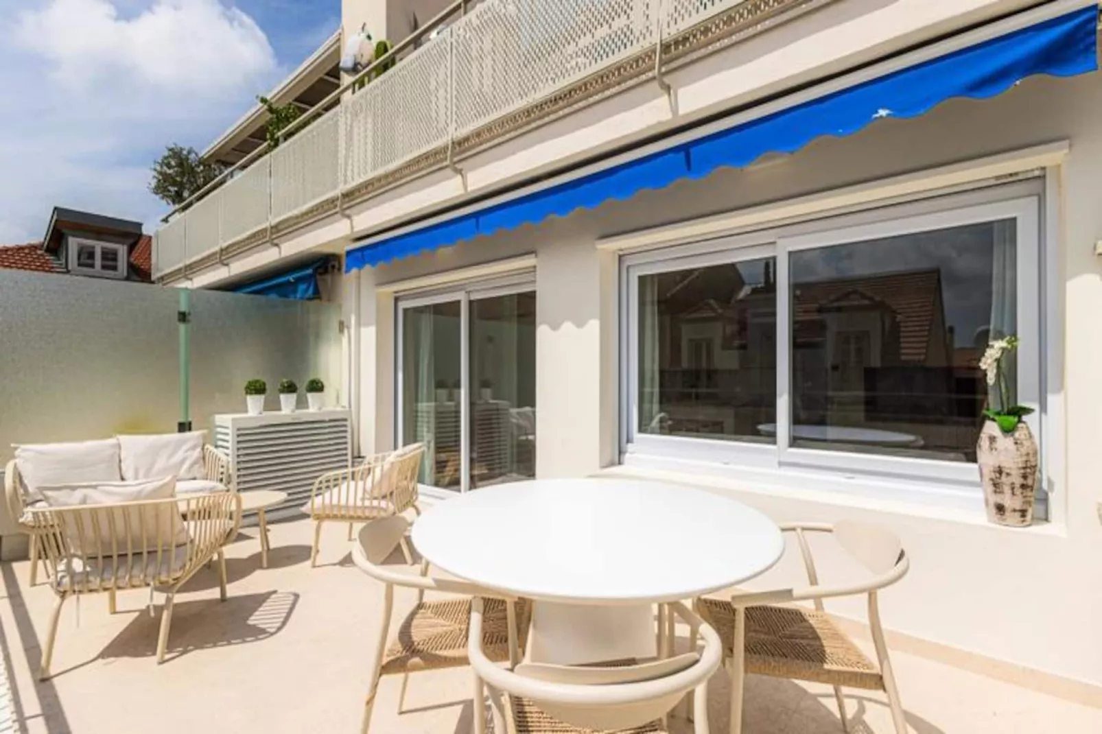 Sublime Fully Renovated 2 Bedroom Apartment In Center Of Cannes-Image-tags.