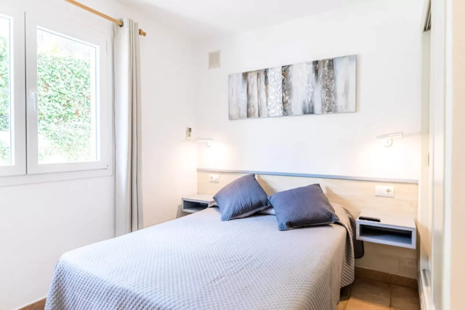 Maison à Son Bou-Image-tags.