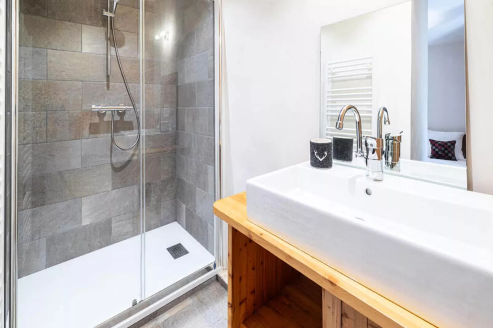 Résidence Cerf Che-Buitenkant zomer