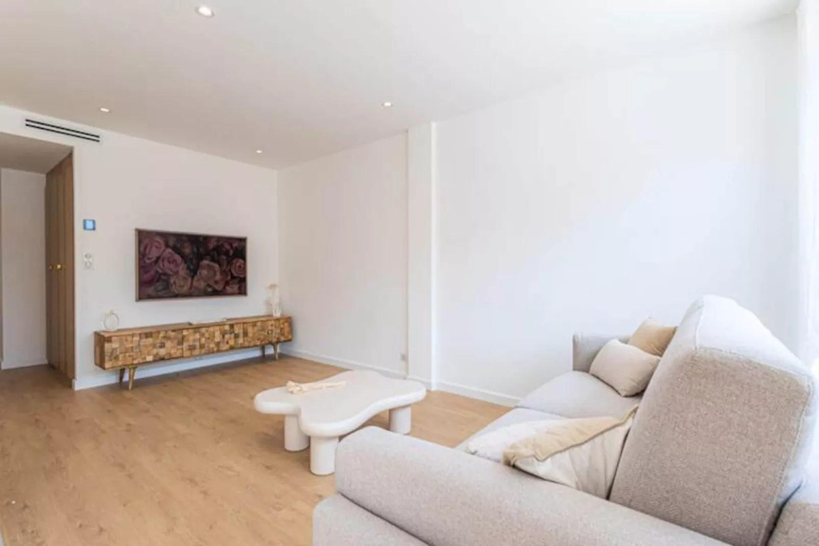 Sublime Fully Renovated 2 Bedroom Apartment In Center Of Cannes-Image-tags.
