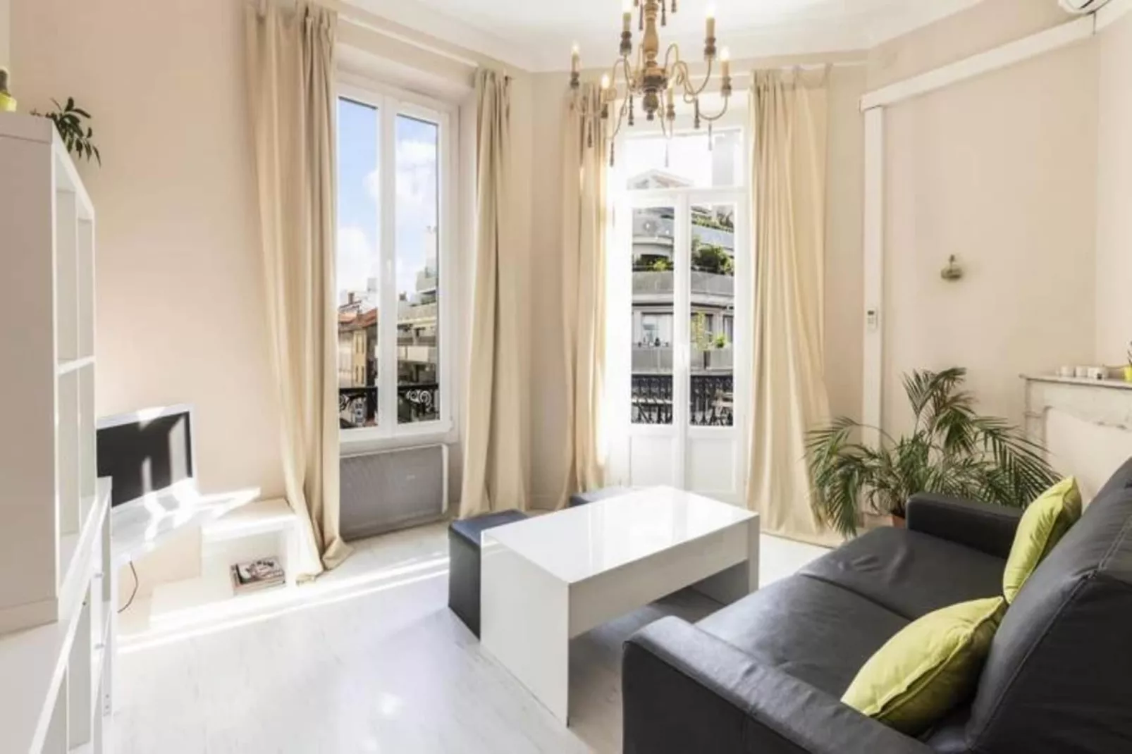 Résidence Appartement 39 M2 En Plein Centre Ville De Cannes, Climatis&eacute;-Buitenkant zomer