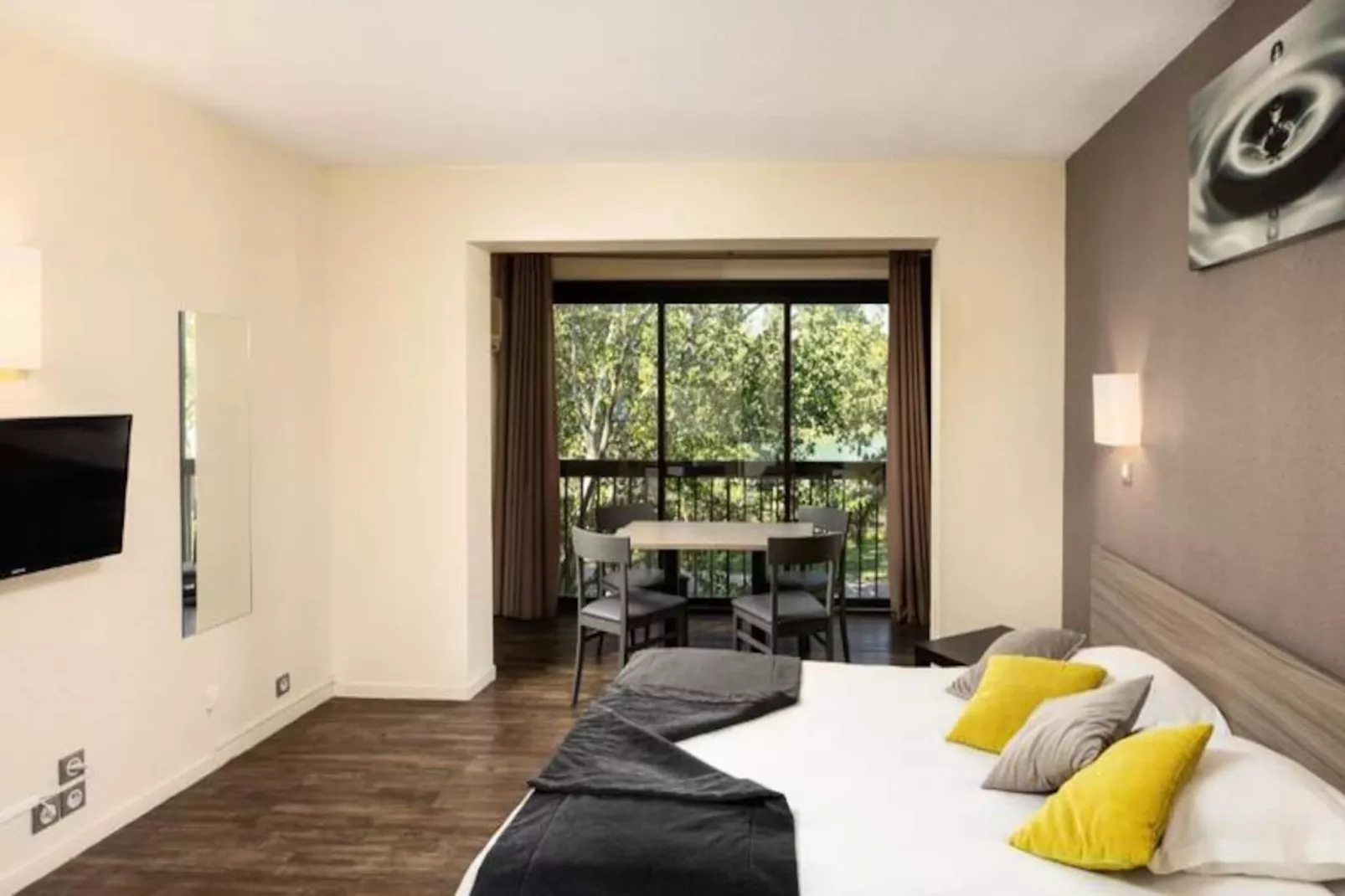 SOWELL Family Les Amandiers****-Image-tags.