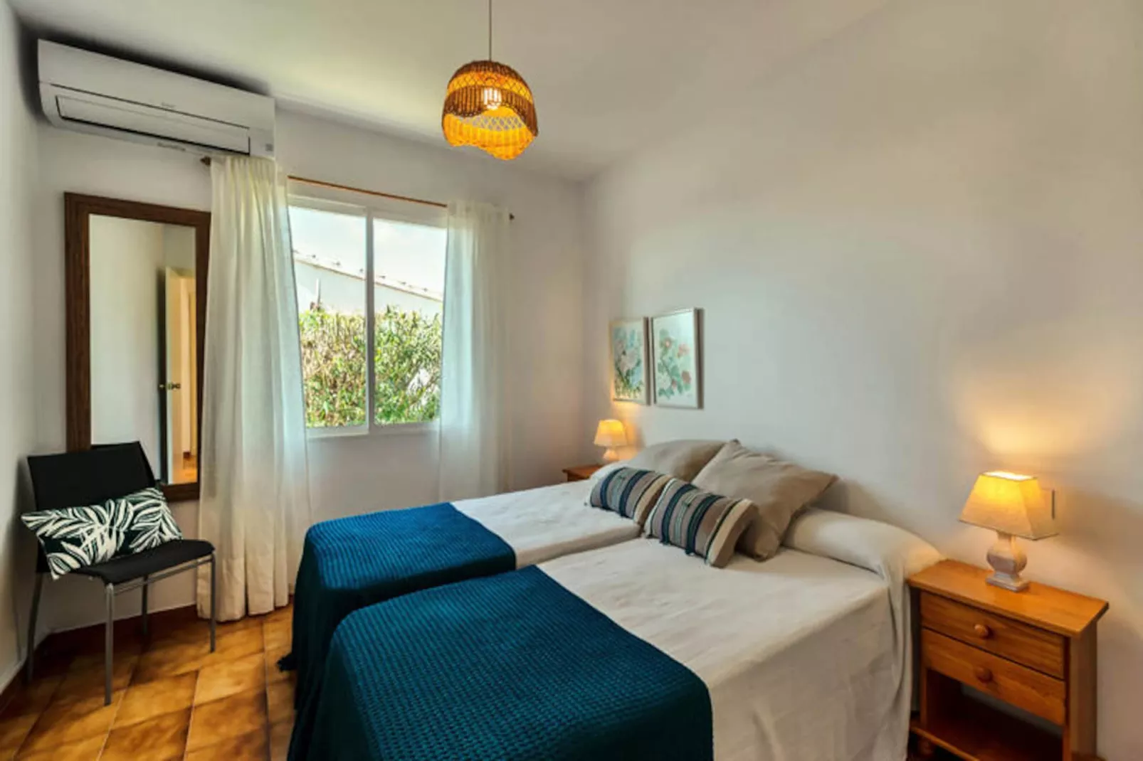 Maison à Son Bou-Image-tags.