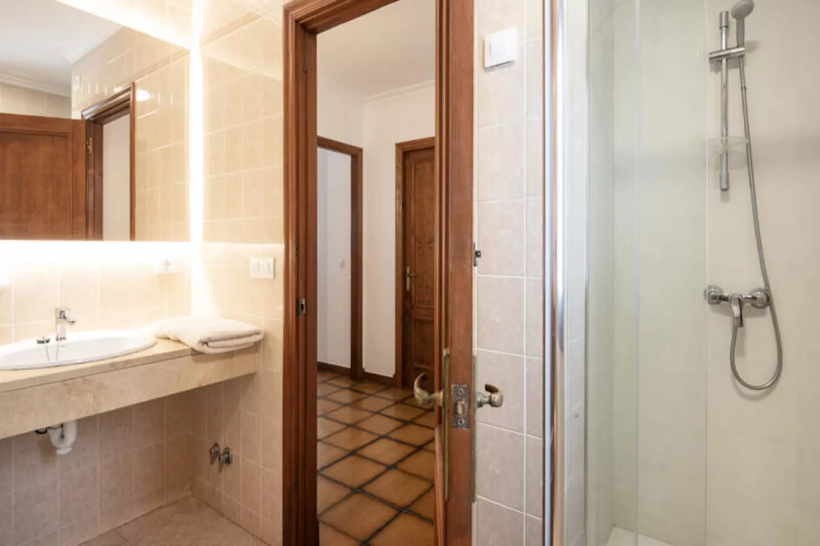 Maison à Son Bou-Image-tags.