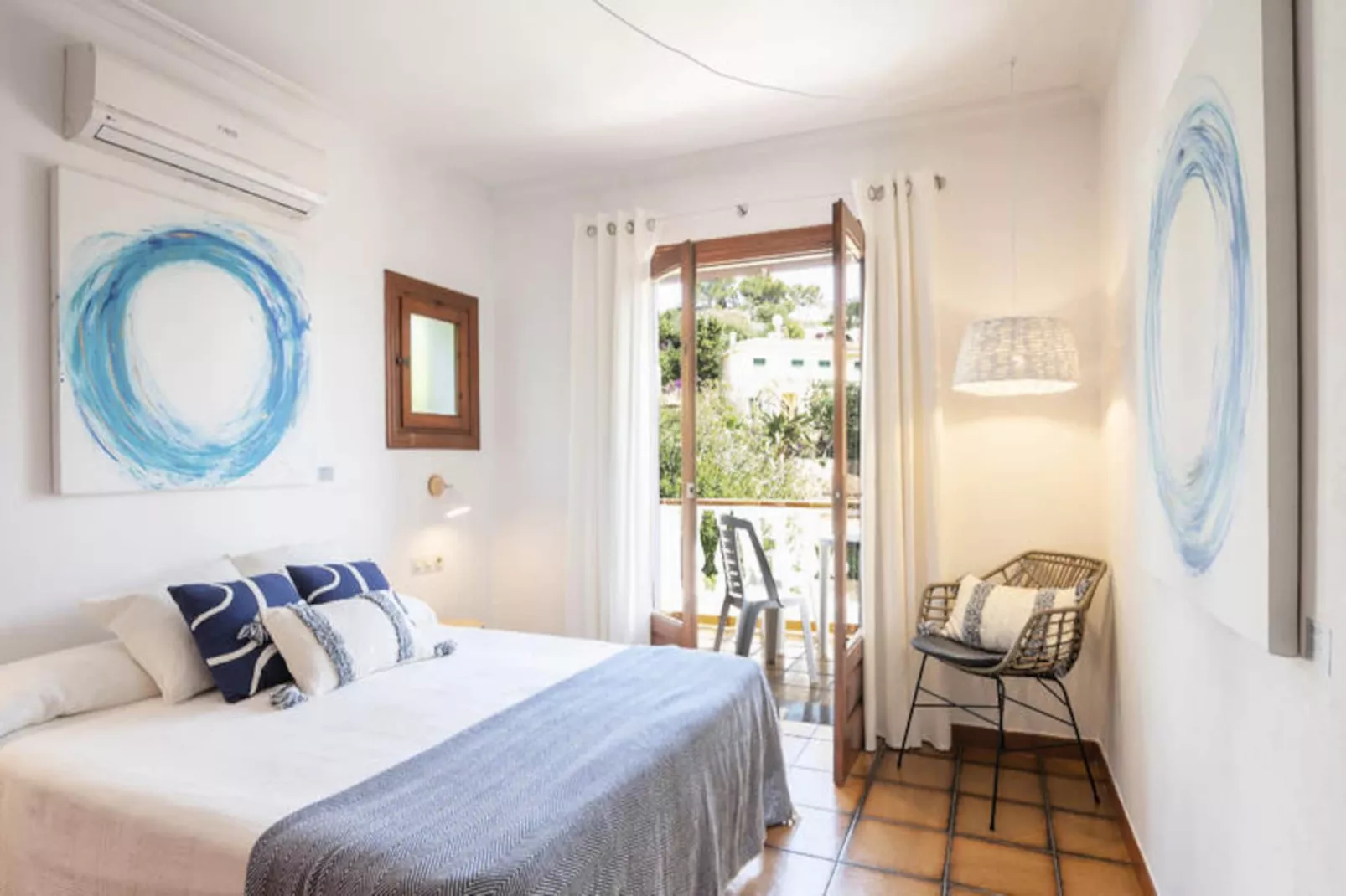 Maison à Son Bou-Image-tags.