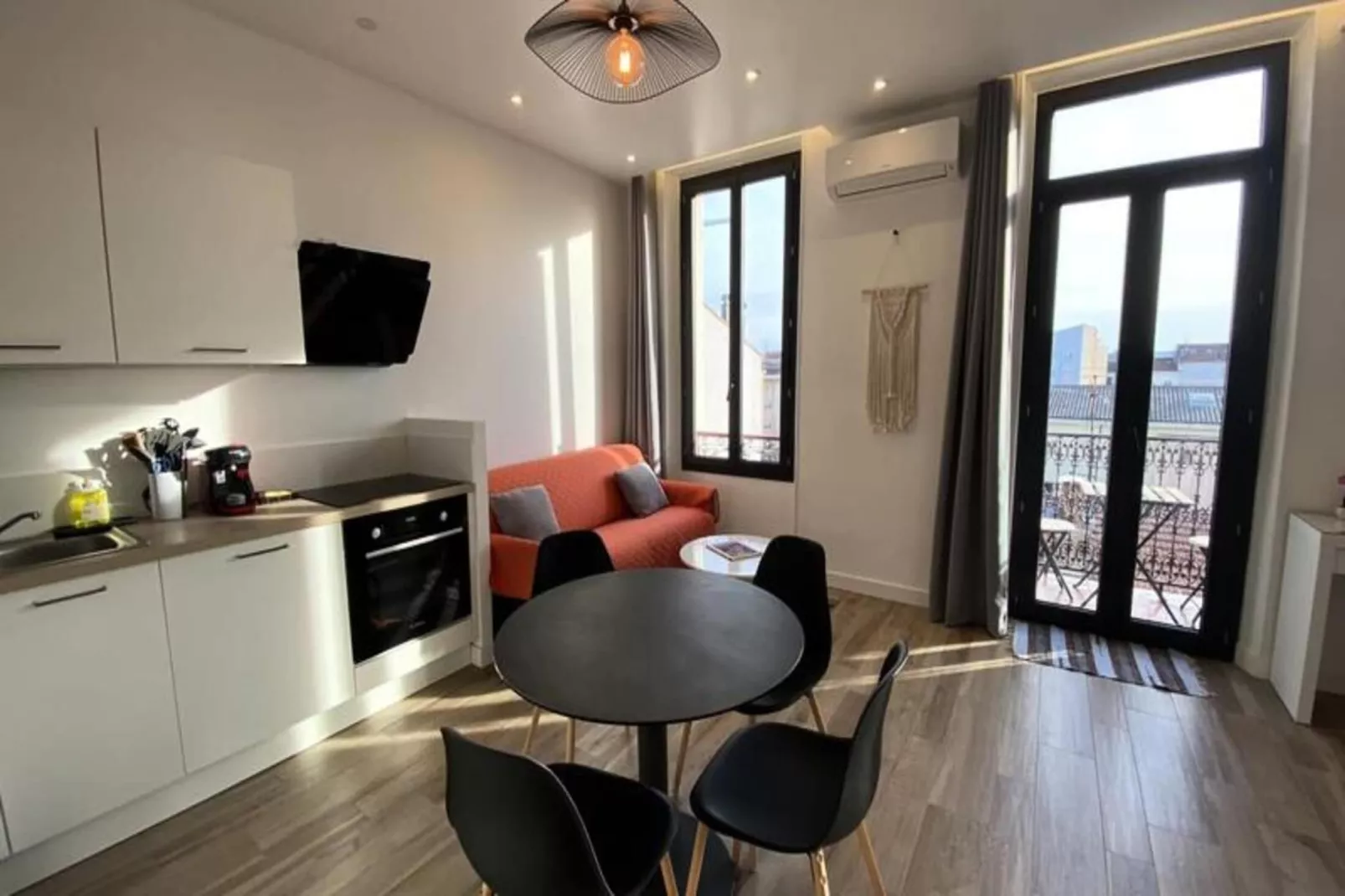 06cj : Bel Appartement Au Coeur De Cannes-Buitenkant zomer