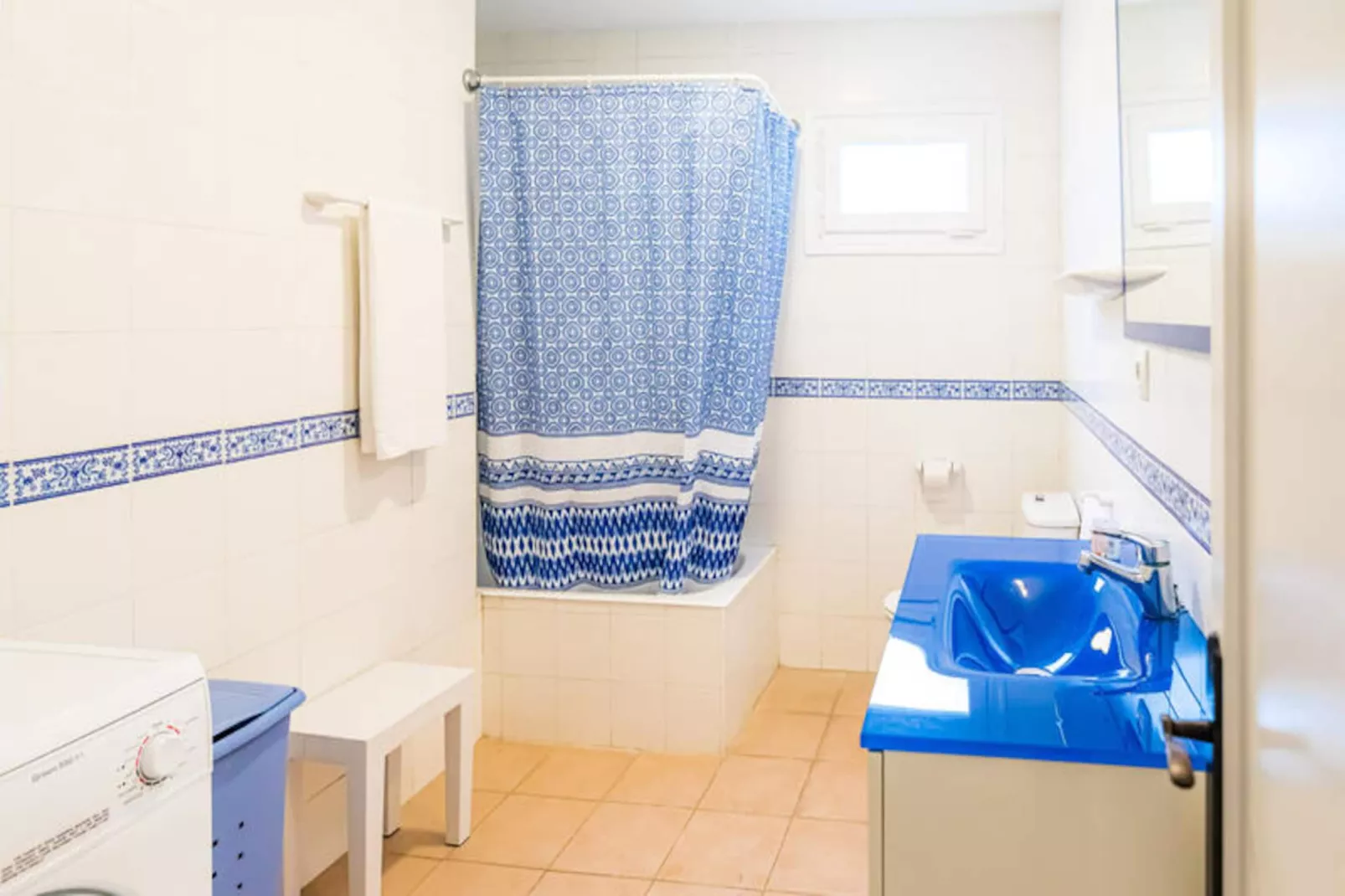 Maison à Son Bou-Image-tags.