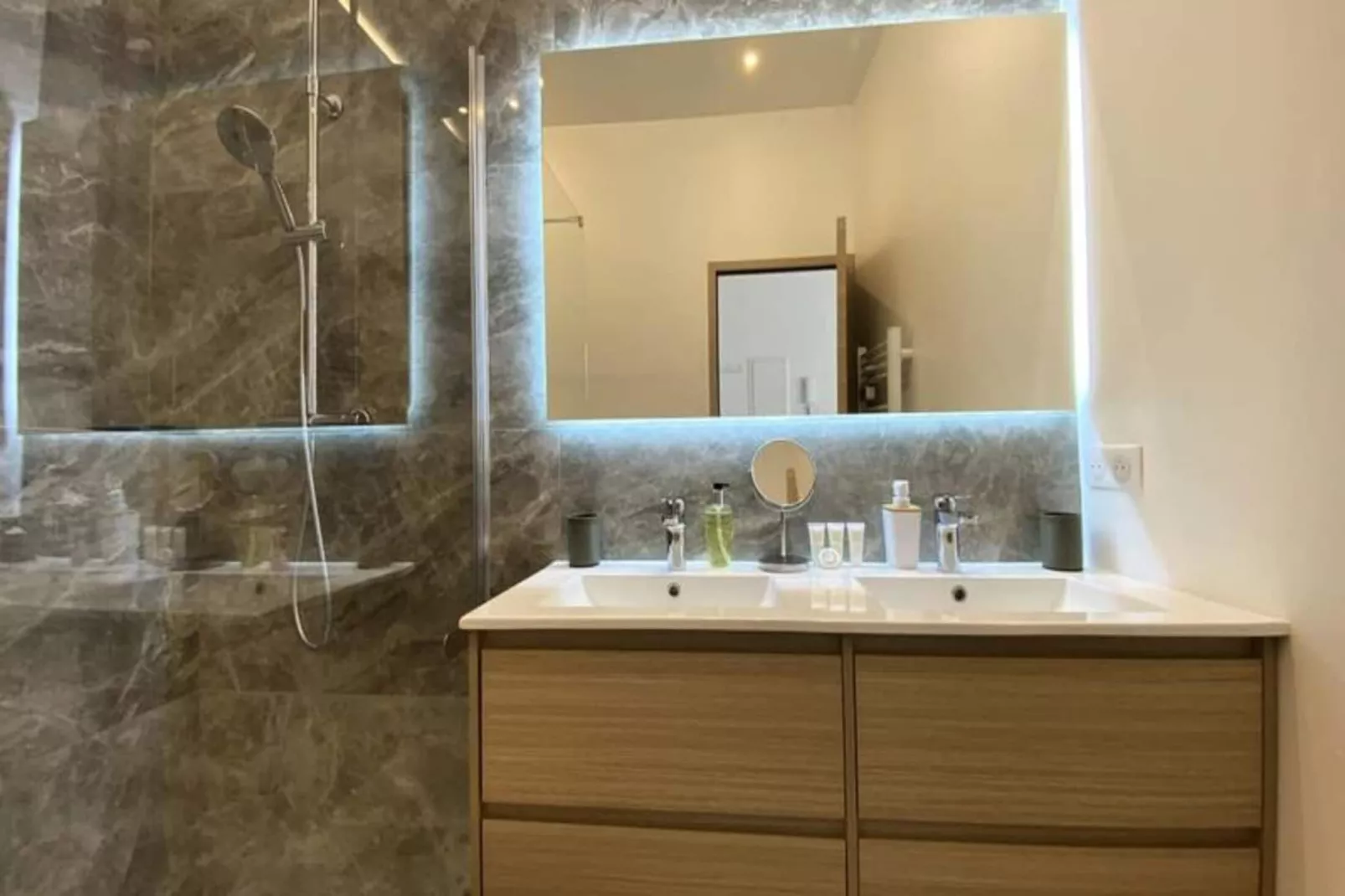 06cj : Bel Appartement Au Coeur De Cannes-Buitenkant zomer