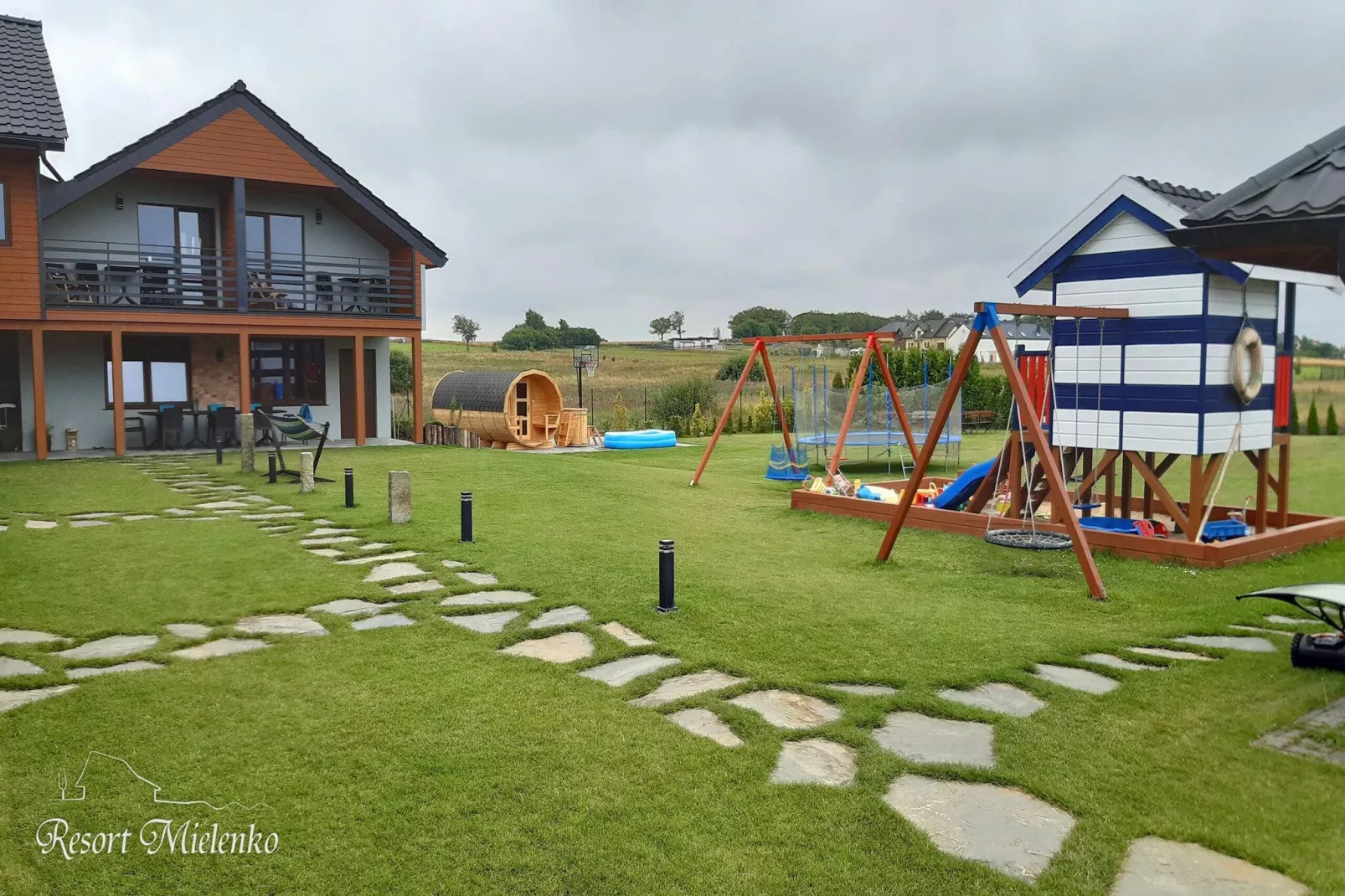 Dom MARCO POLO w Mielenku-Tuinen zomer