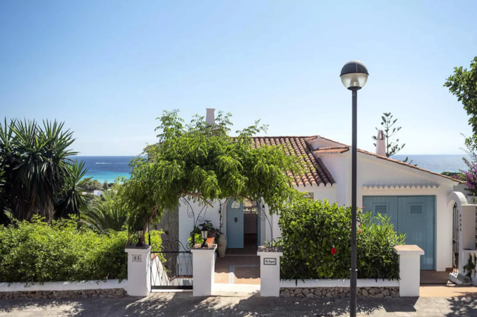 Maison à Son Bou-Image-tags.