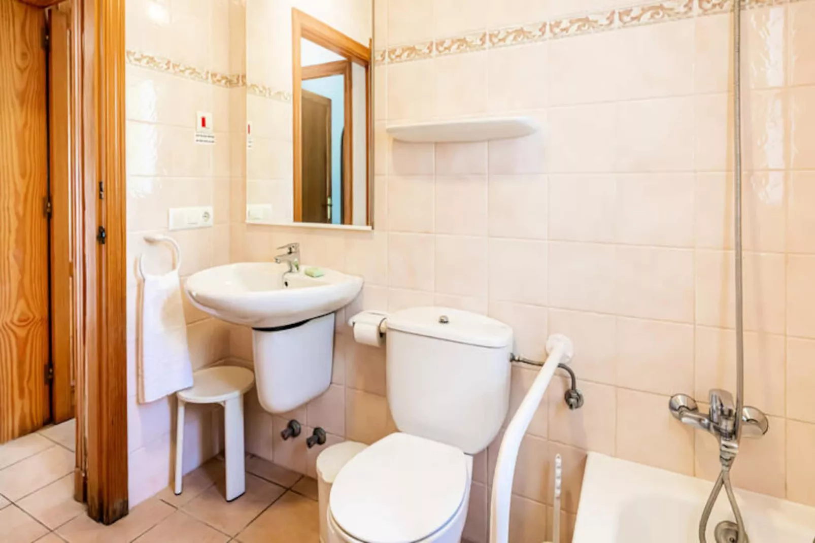 Maison à Son Bou-Image-tags.